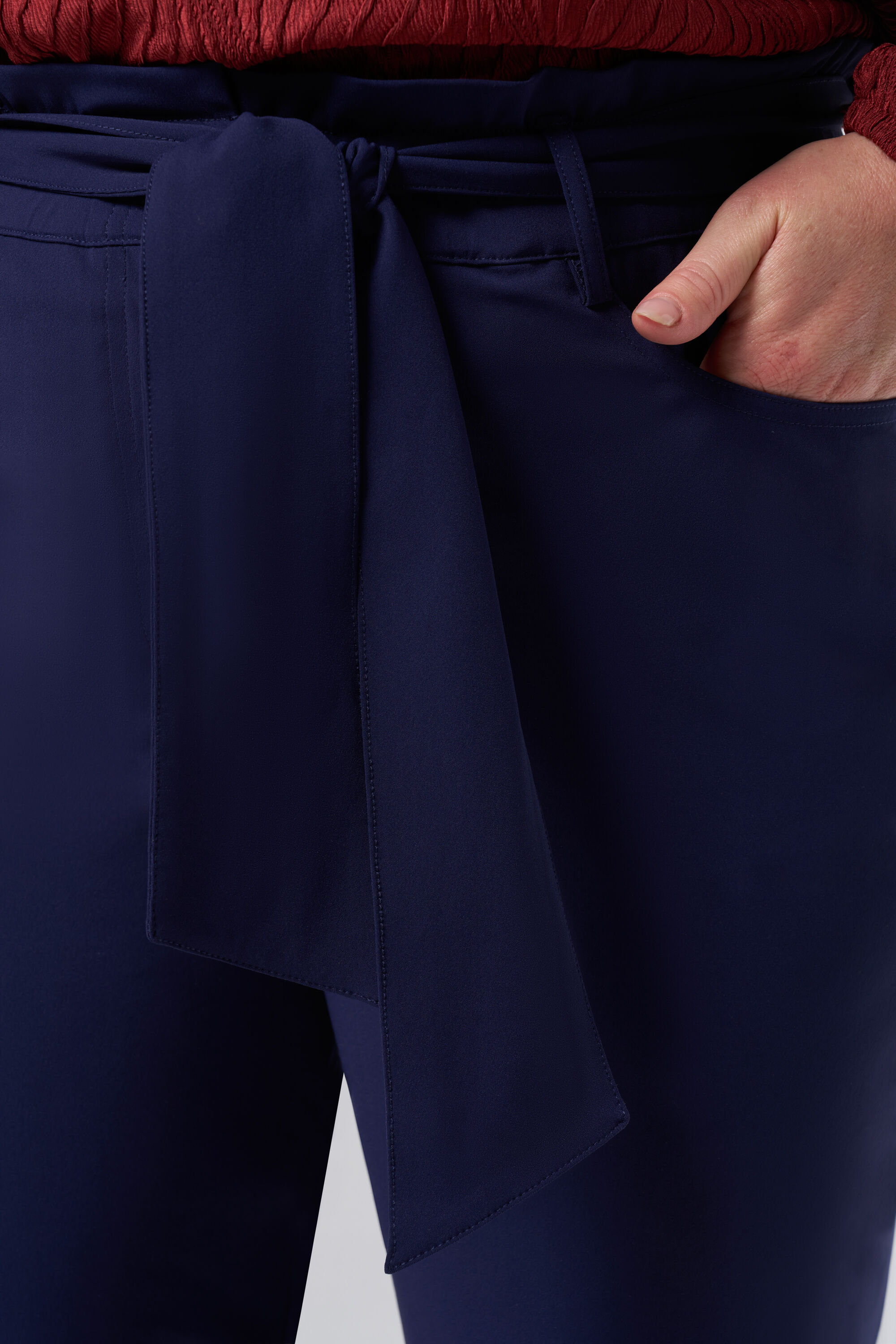 Pantalon extensible en sac en papier image number 4