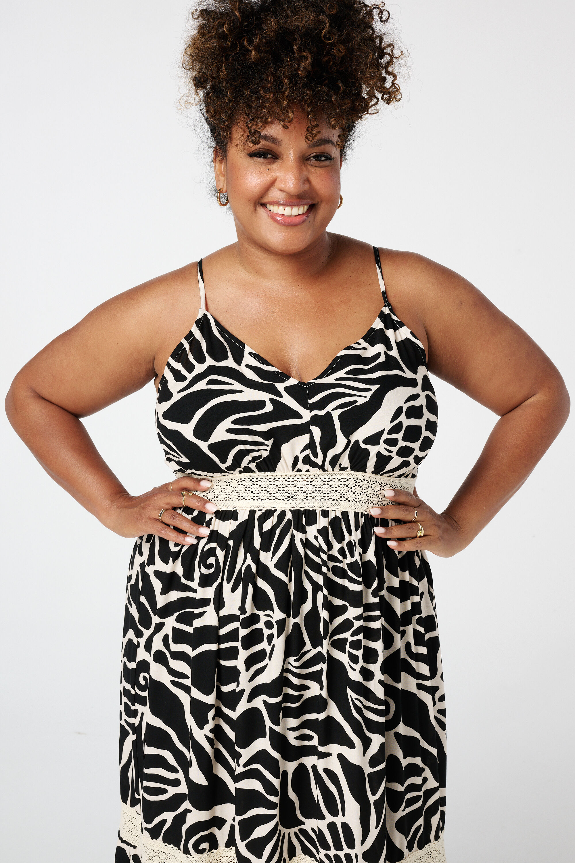 Robe longue avec imprim&eacute; et d&eacute;tails en dentelle image number 4