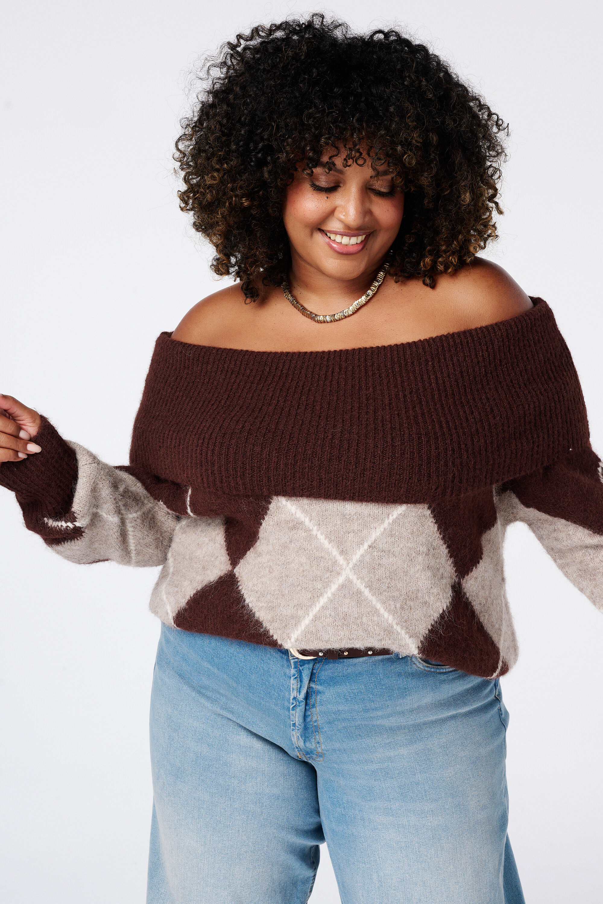 Pull &agrave; &eacute;paules d&eacute;nud&eacute;es