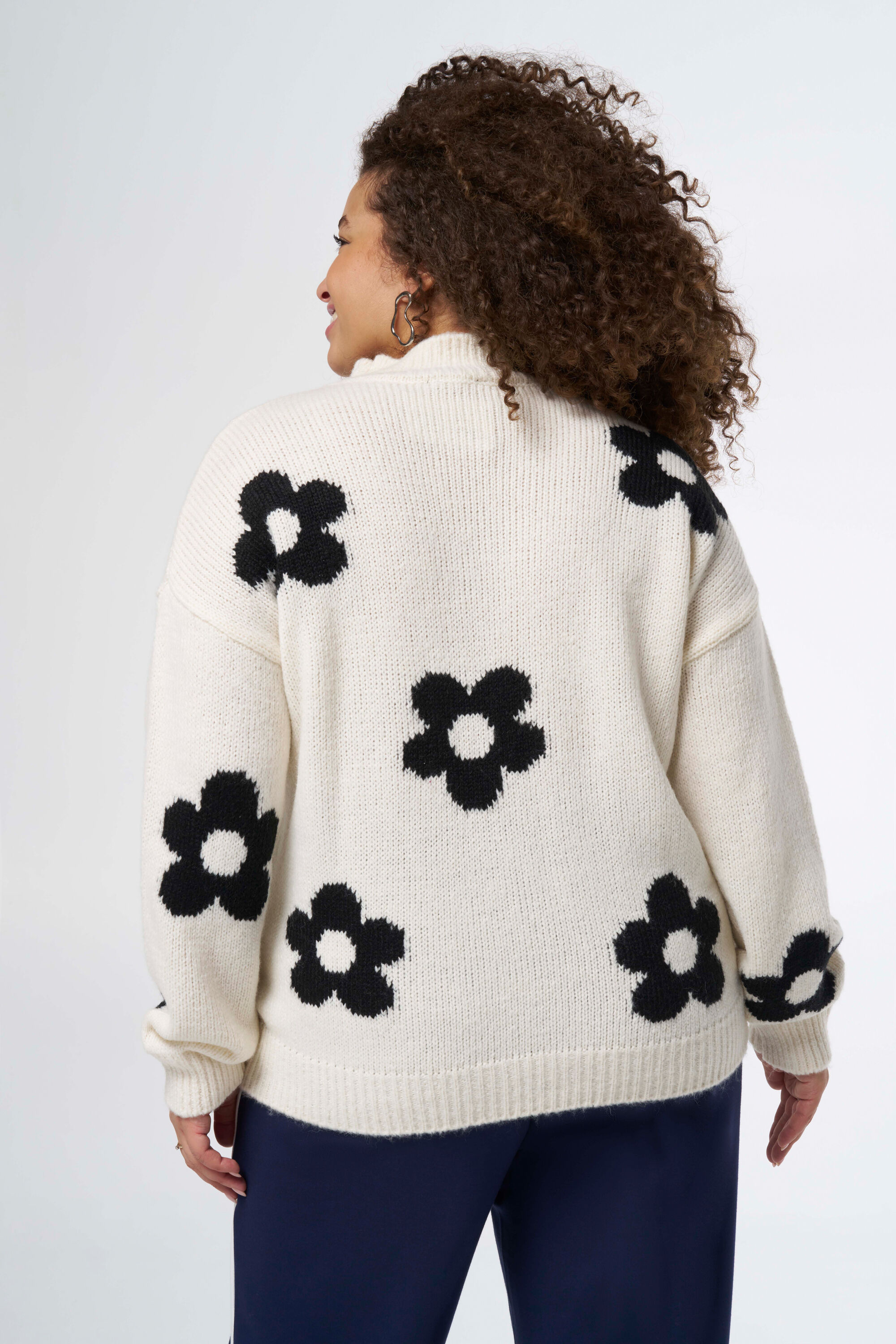 Pull en tricot avec des fleurs image number 2