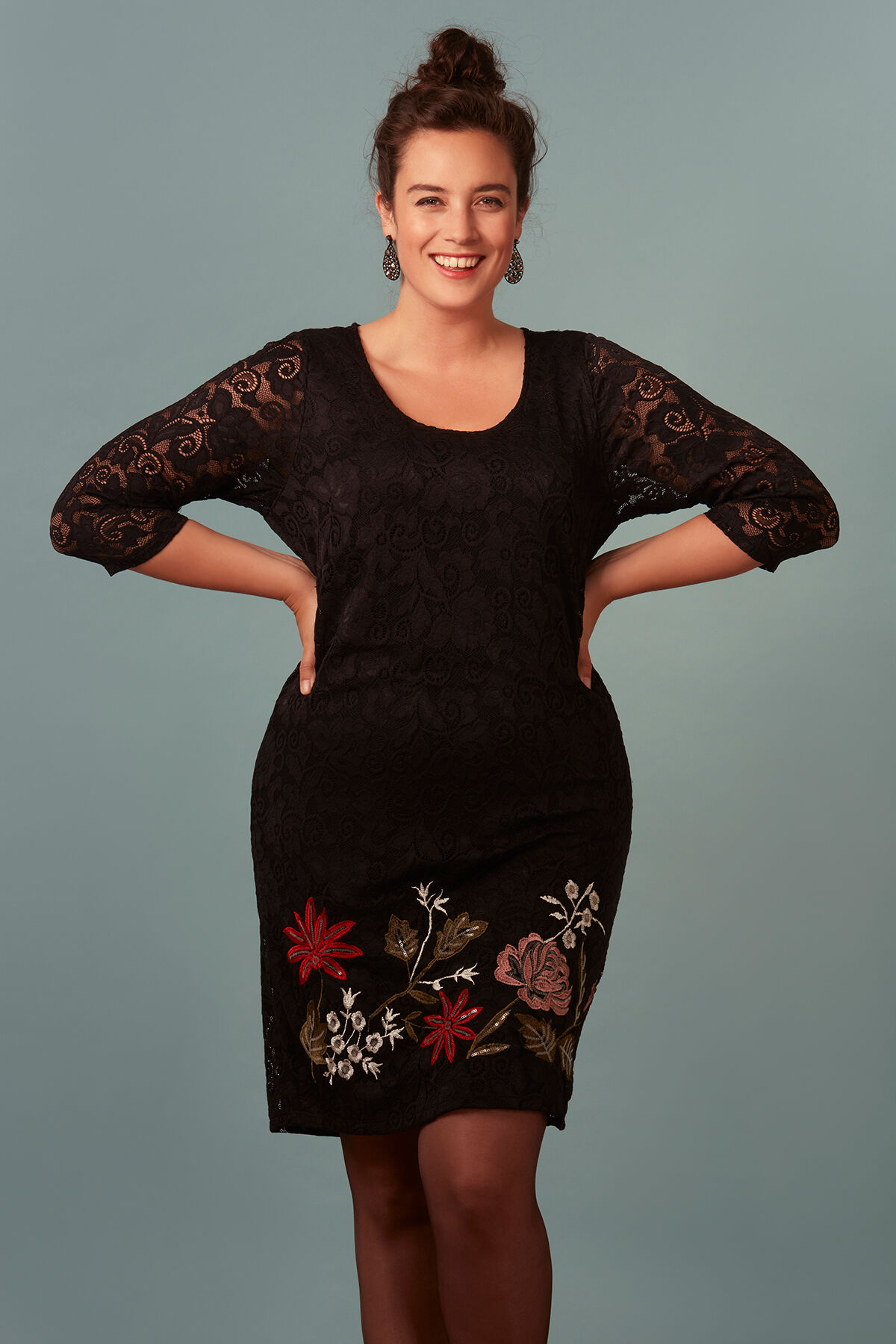 Robe avec dentelle et broderie image number 3