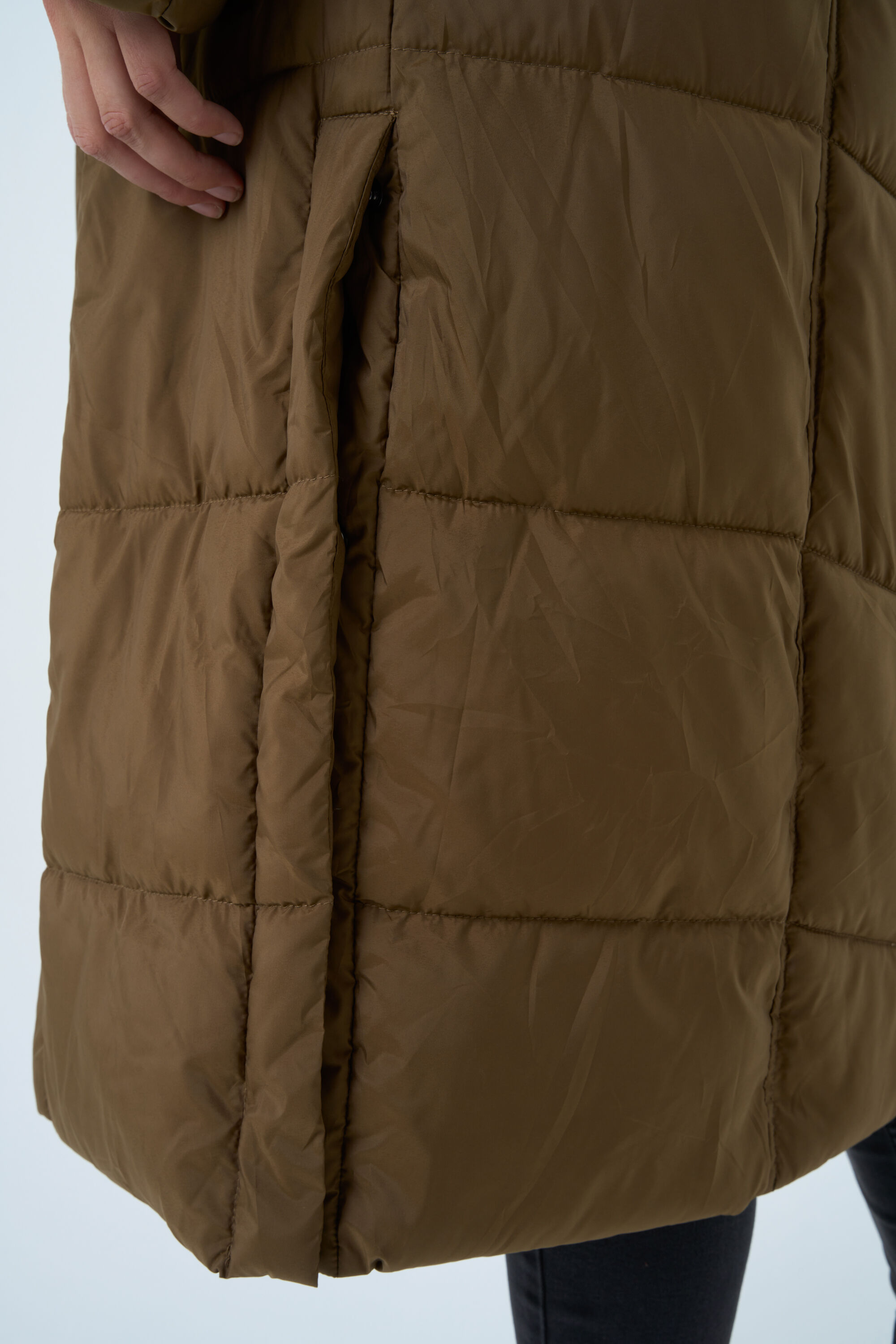 Veste longue matelass&eacute;e avec ceinture image number 4