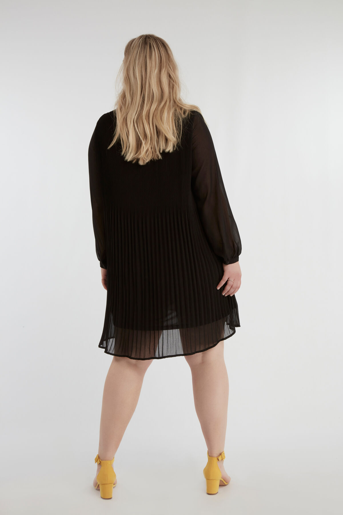 Robe pliss&eacute;e couleur unie image number 4