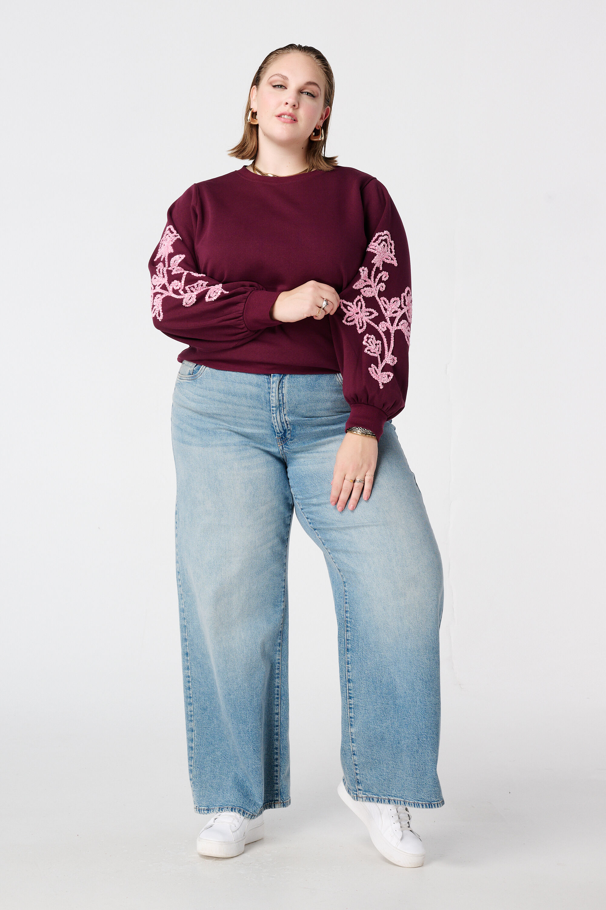 Pull avec broderies d&eacute;licates sur les manches image number 5