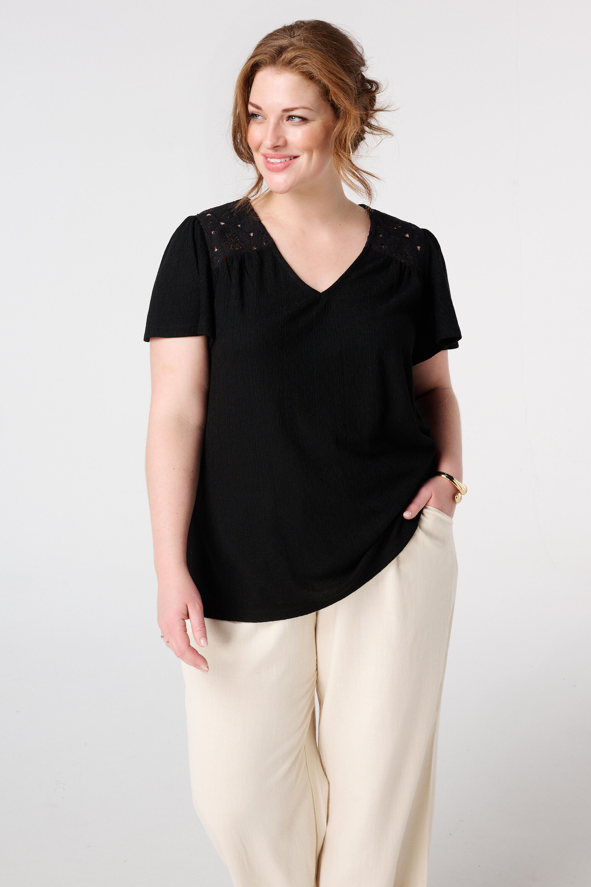 T-shirt avec des d&eacute;tails en crochet  image number 4