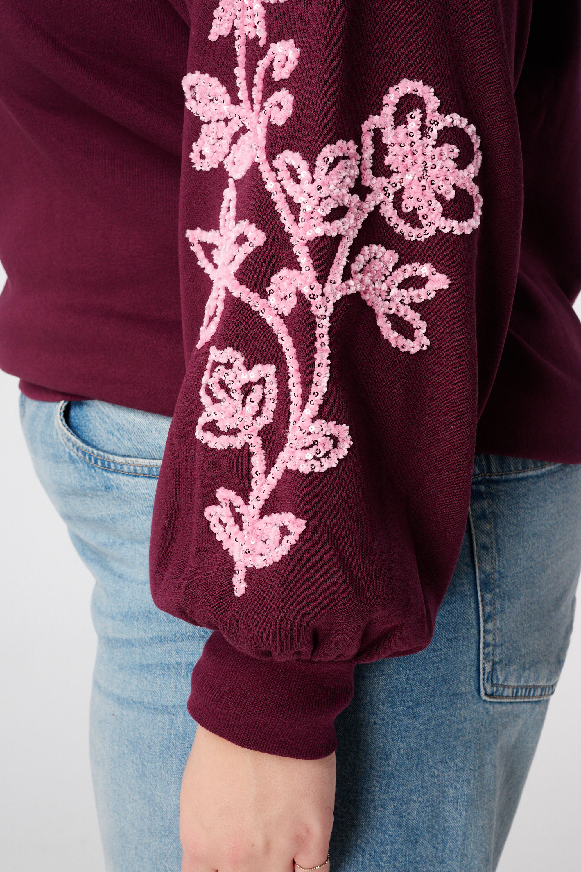 Pull avec broderies d&eacute;licates sur les manches image number 6