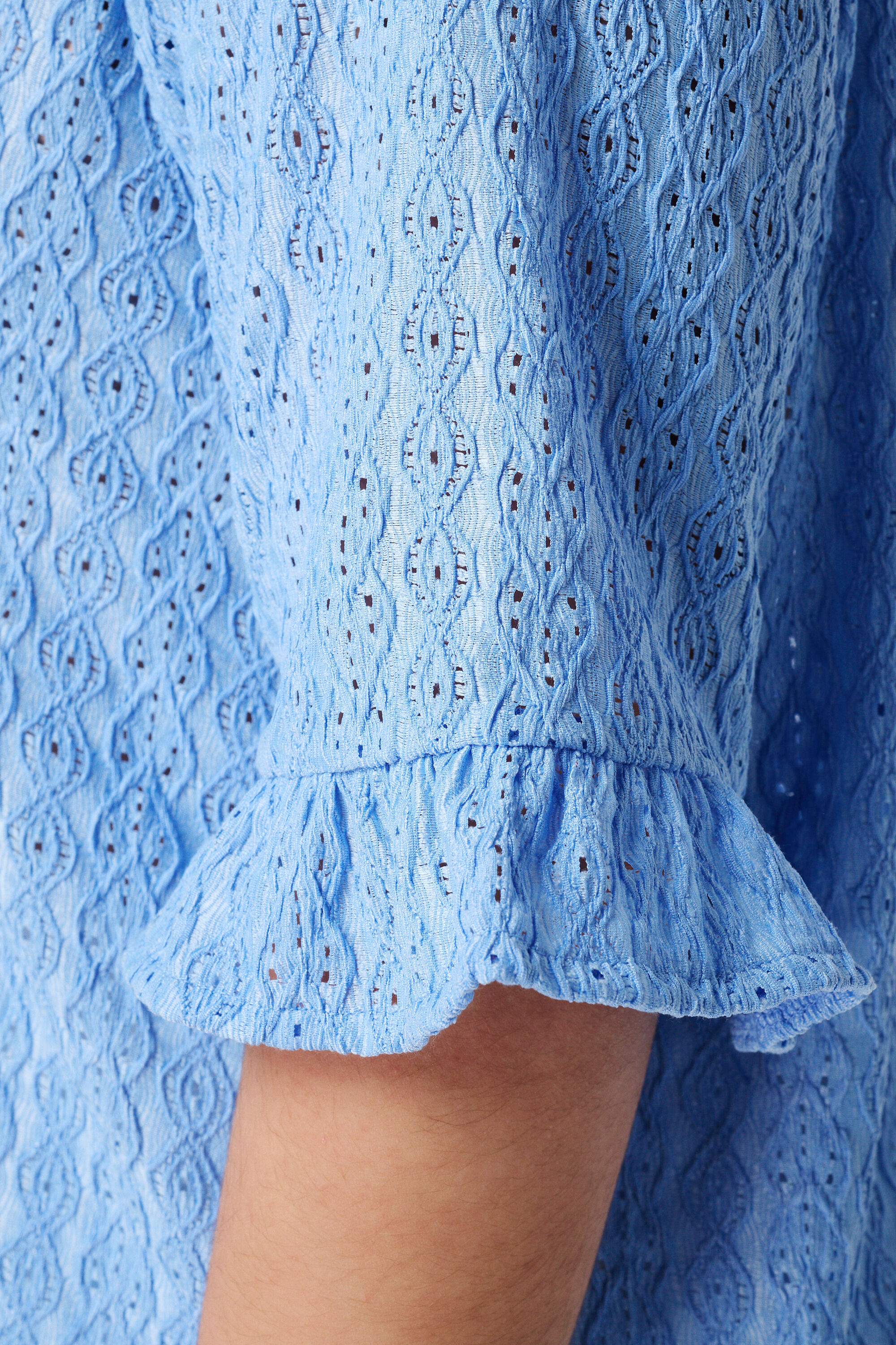 Haut brod&eacute; avec fermeture boutonn&eacute;e image number 4