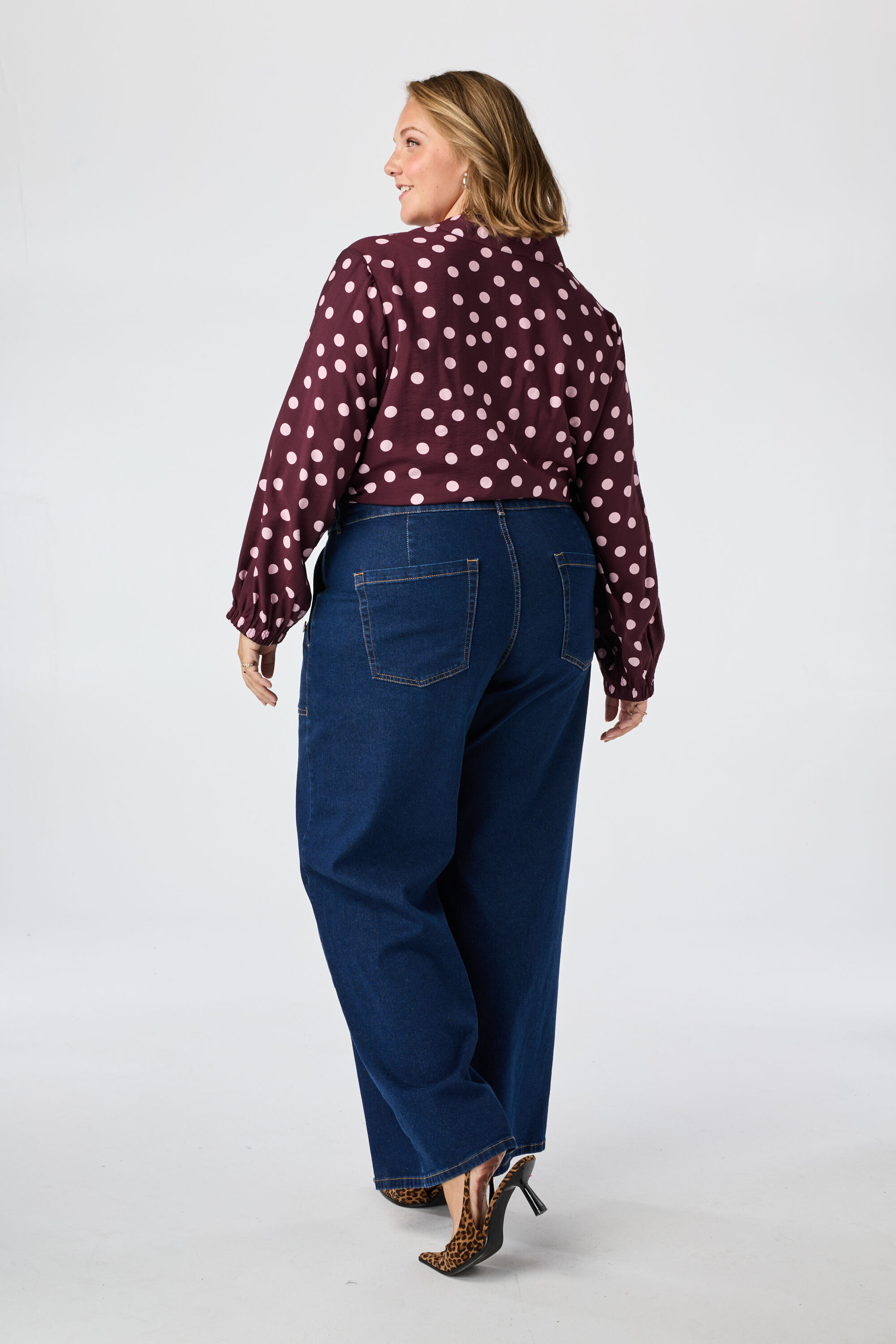 Wide leg jean avec boutons d&eacute;coratifs image number 3