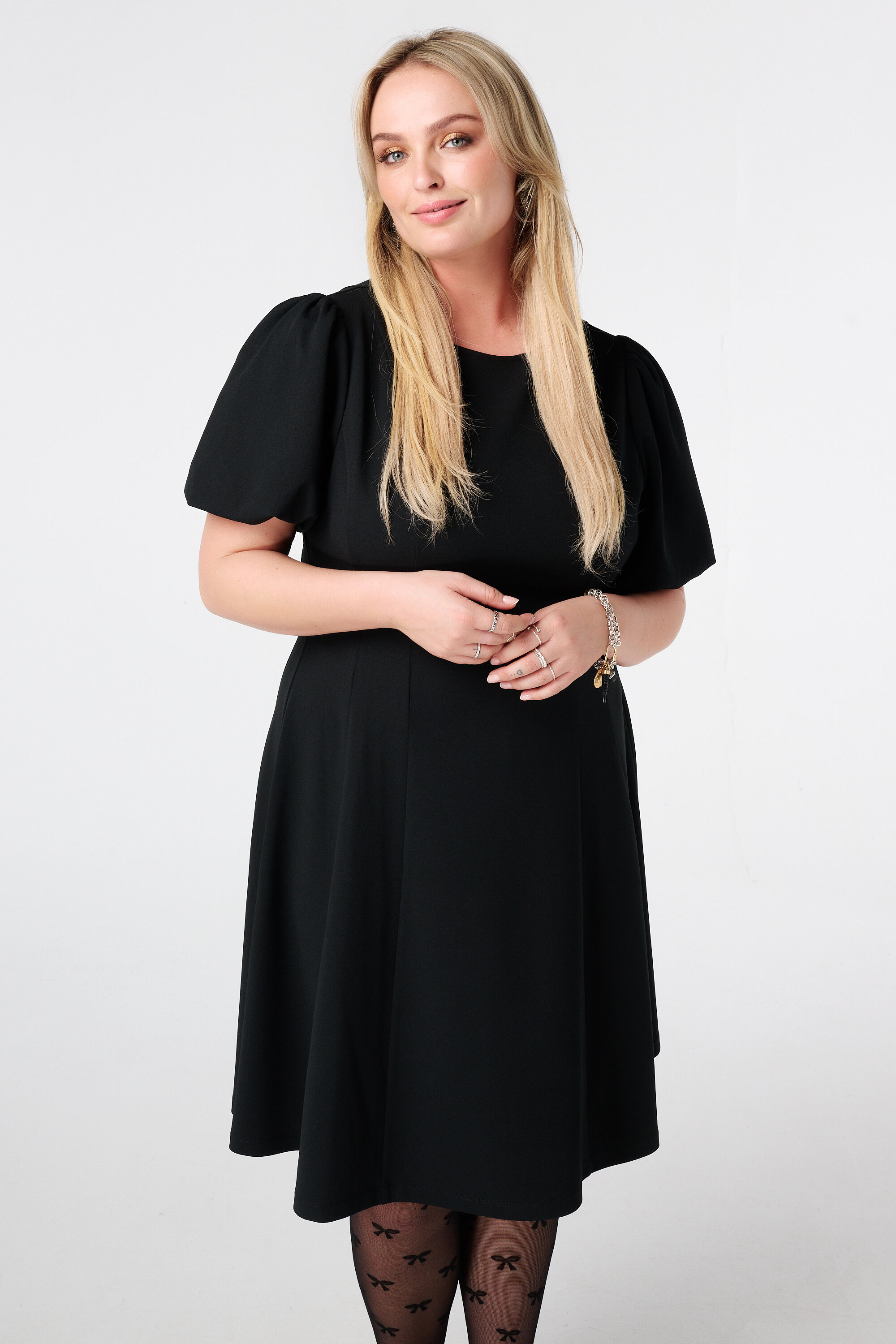 Robe avec d&eacute;coupes structurantes image number 5