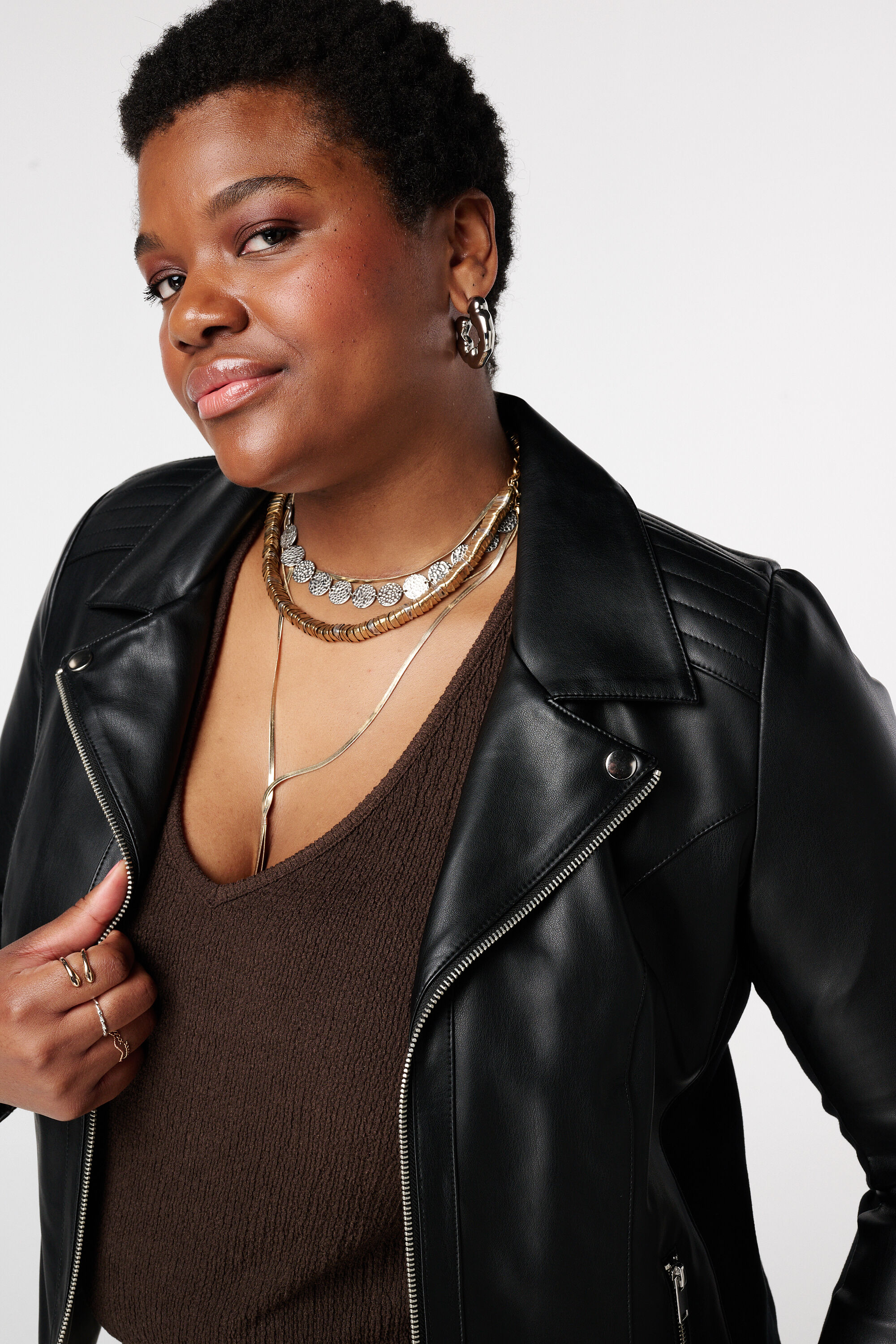 Veste &eacute;l&eacute;gante en cuir orn&eacute;e de d&eacute;tails argent&eacute;s image number 4