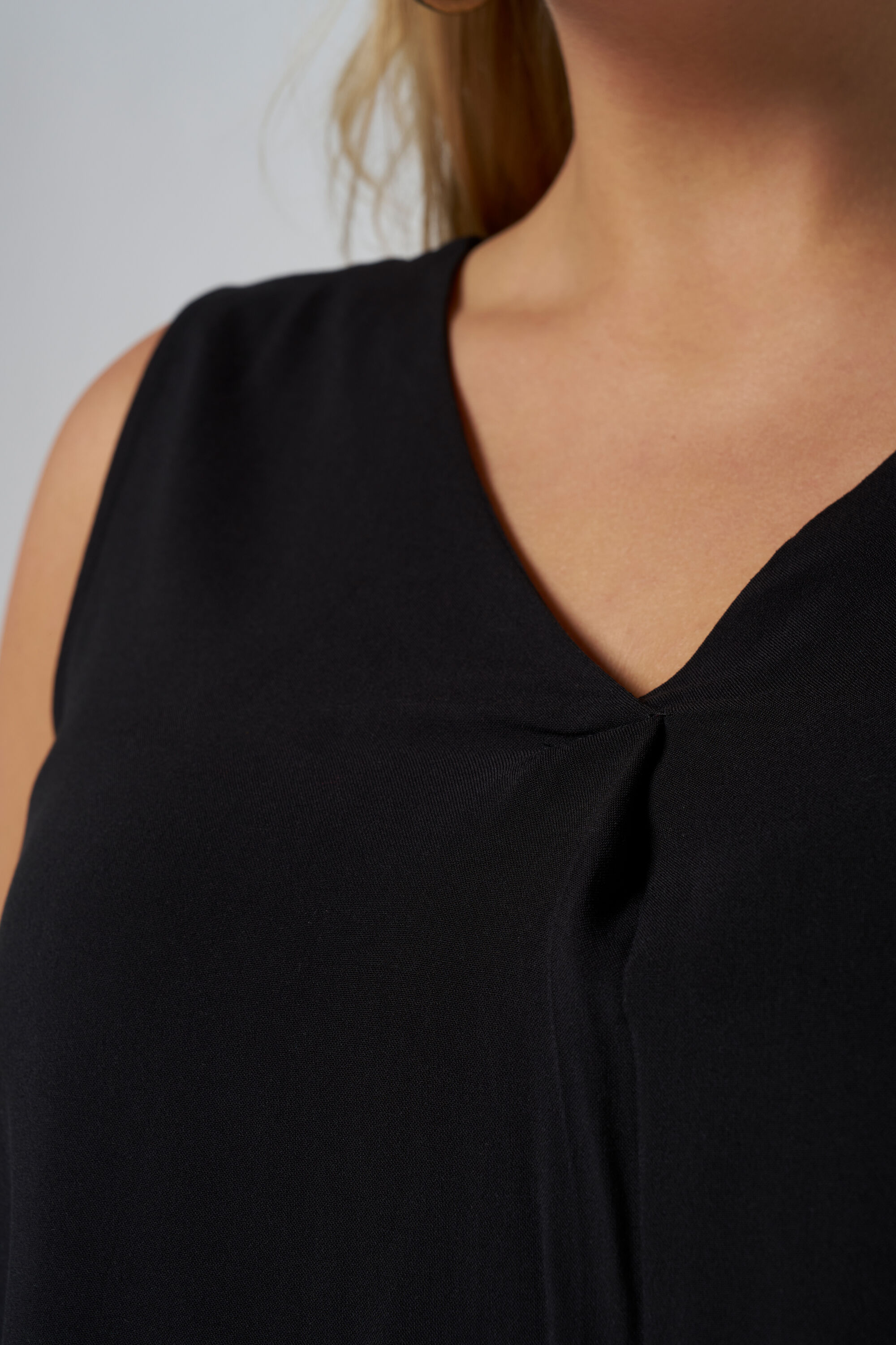 Chemisier sans manches &agrave; col en V image number 5