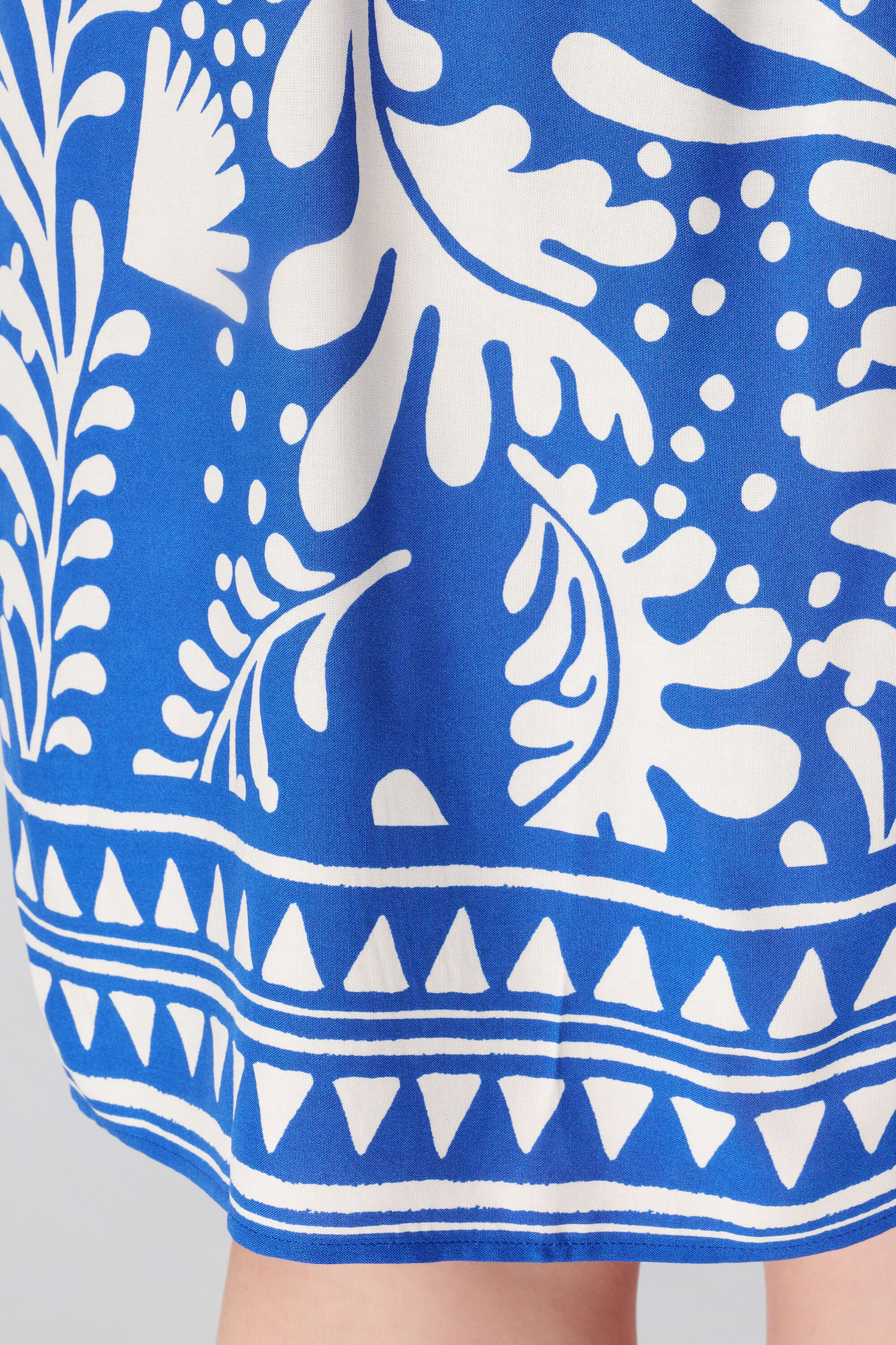 Robe &agrave; encolure en V image number 6