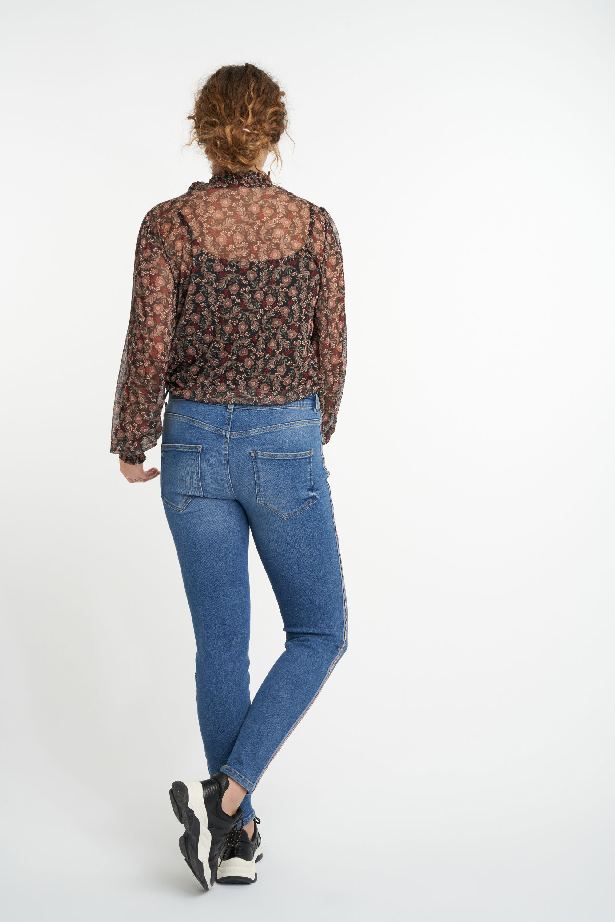 Jeans aux d&eacute;cors lat&eacute;raux image number 3