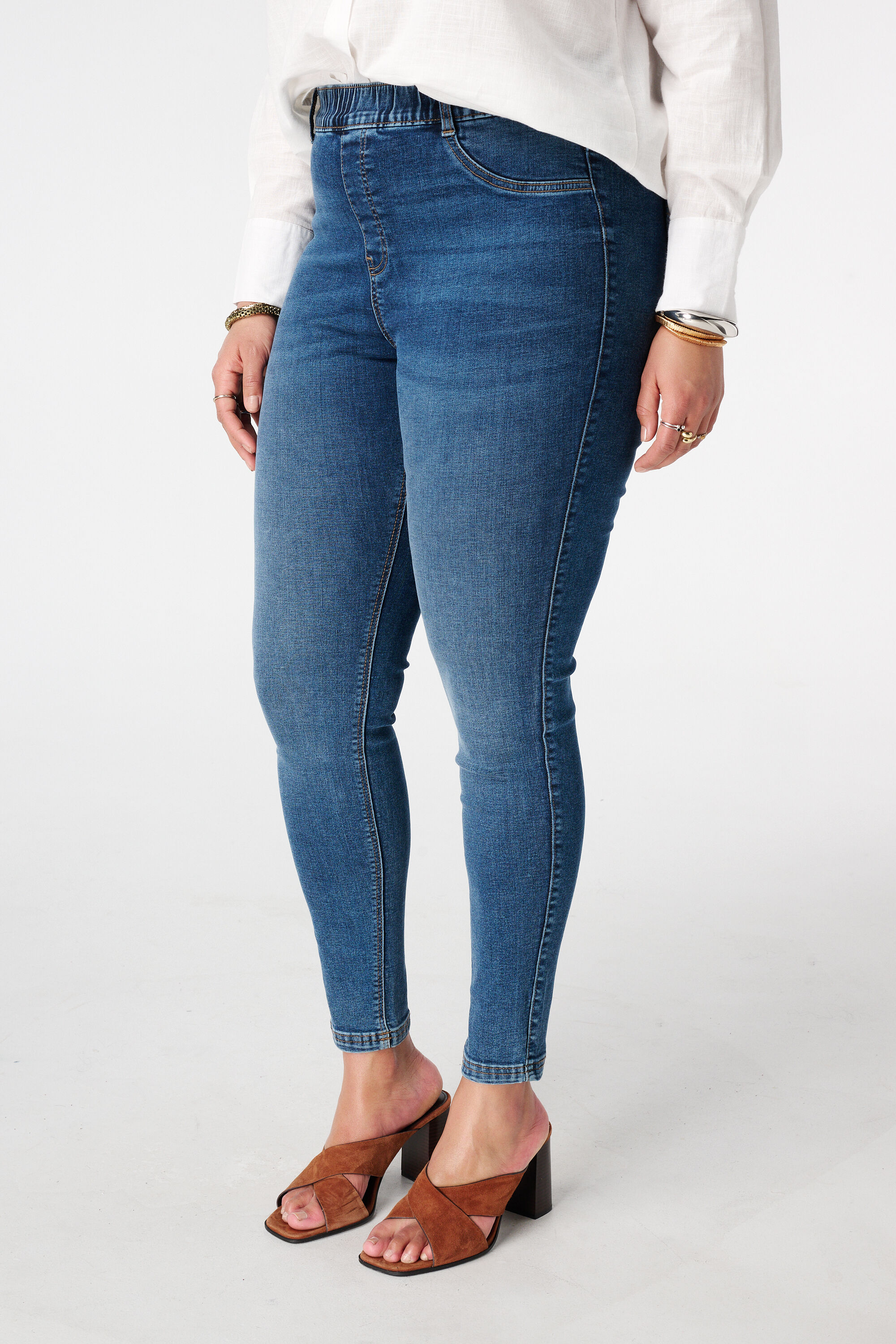 Tregging avec un look denim image number 5