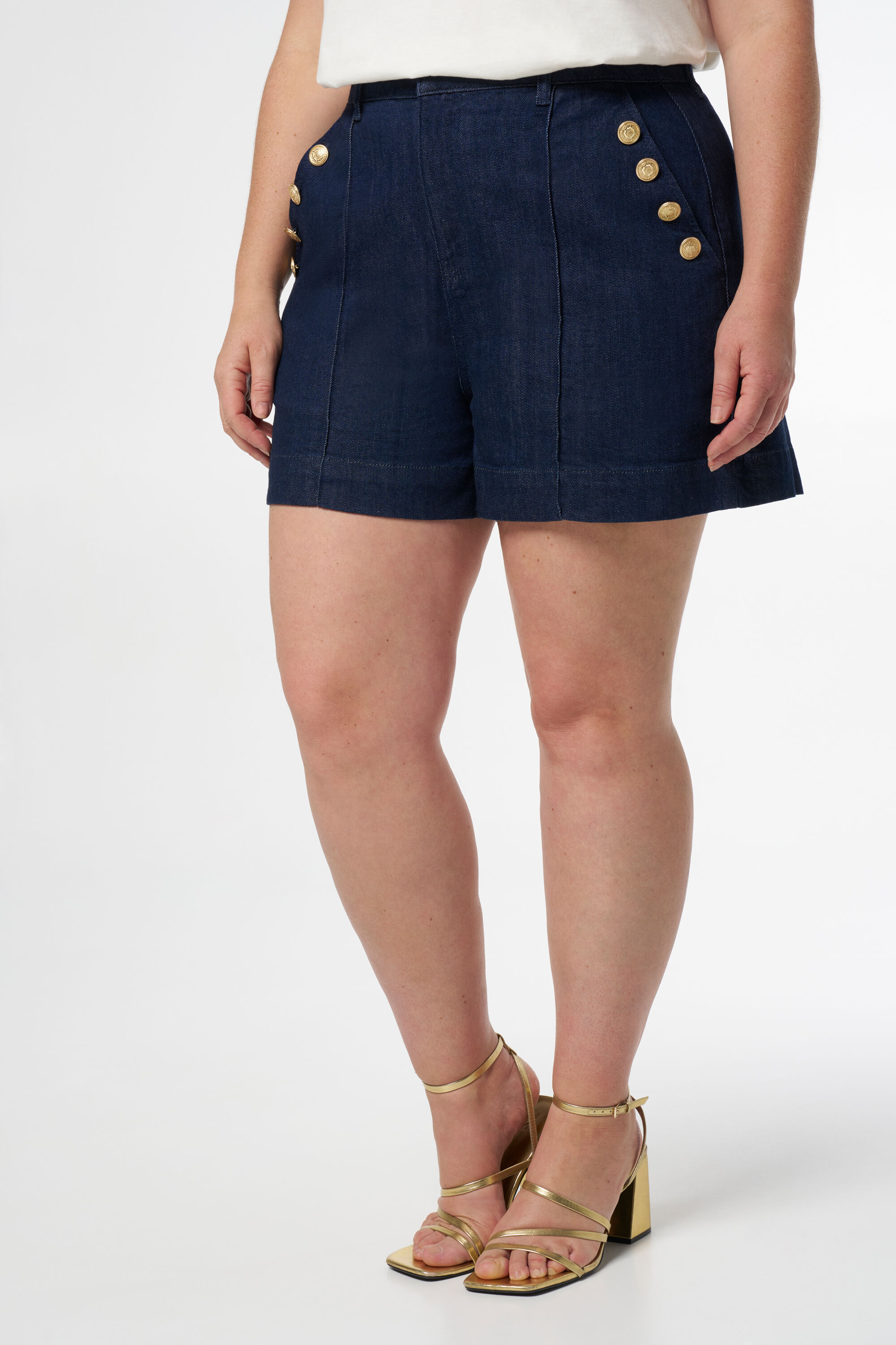 Short avec boutons dor&eacute;s image number 5
