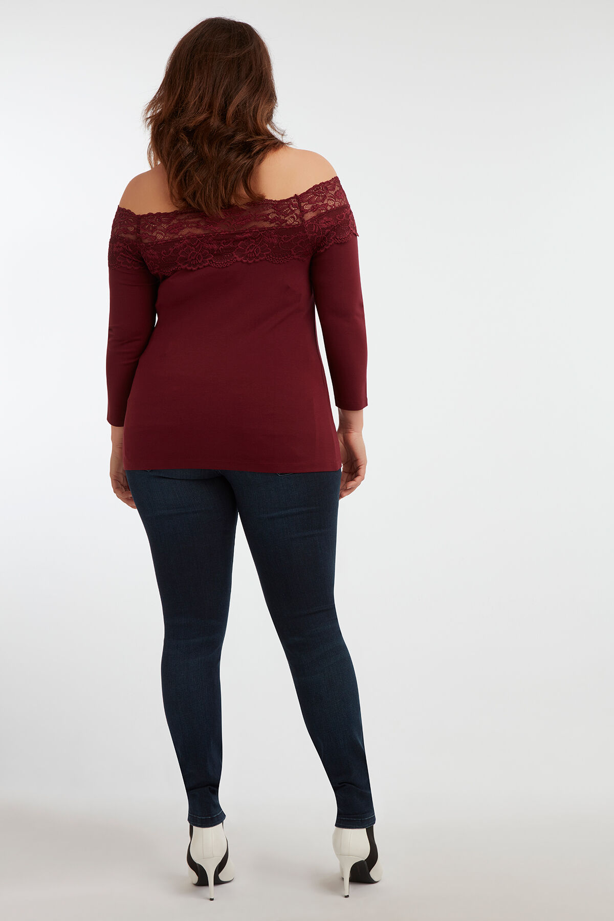 Haut bord&eacute; de dentelle image number 4