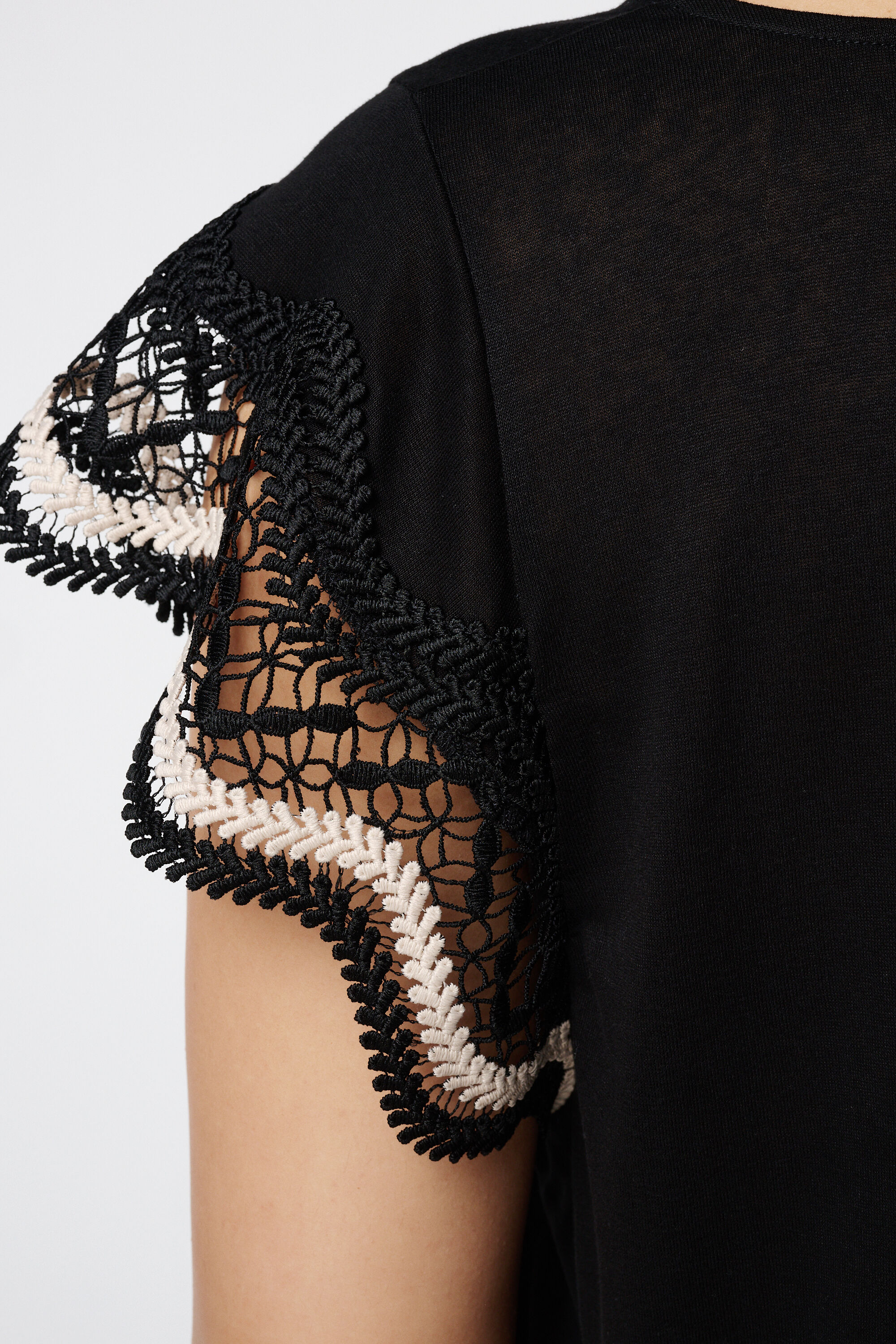 T-shirt avec des d&eacute;tails en crochet  image number 6