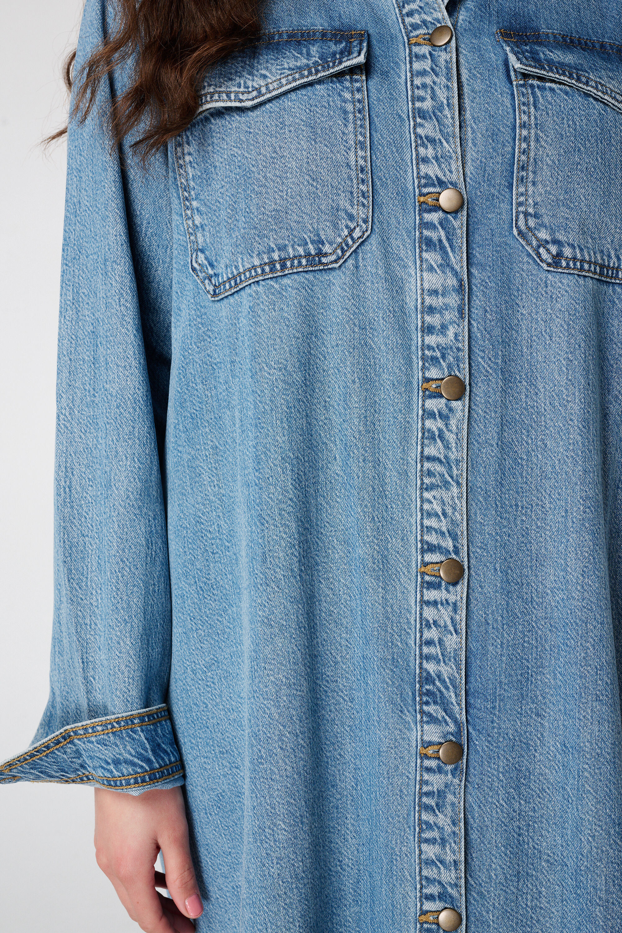 Robe en denim avec fermeture boutonn&eacute;e image number 6