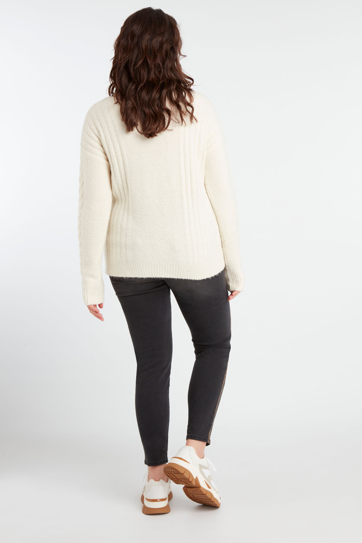 Pull en maille torsad&eacute;e image number 5