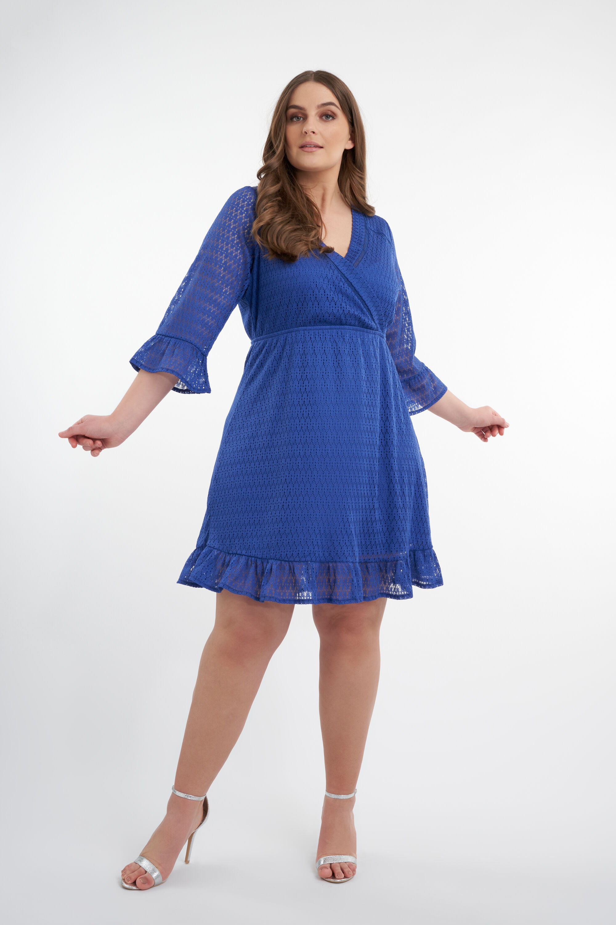 Robe portefeuille en dentelle image number 7