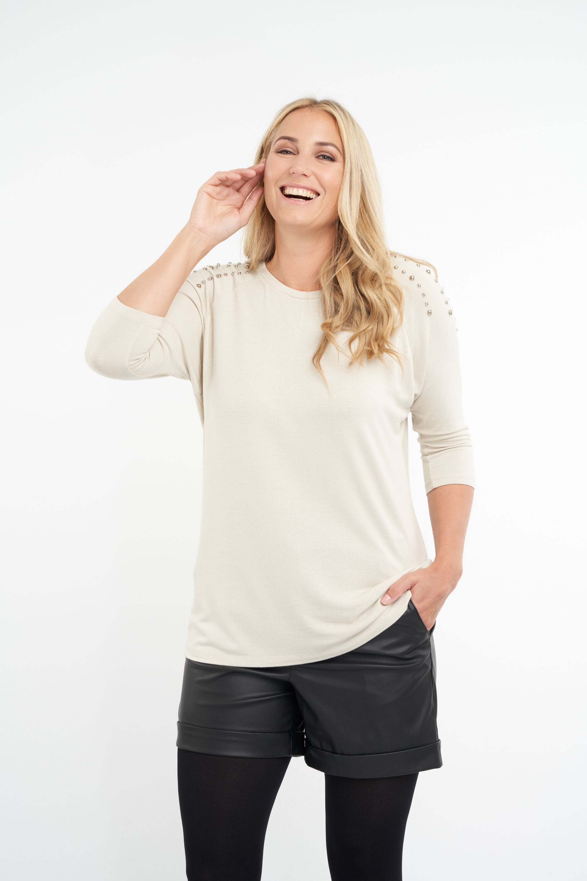 T-shirt &agrave; manches trois quarts et un d&eacute;cor &agrave; clous