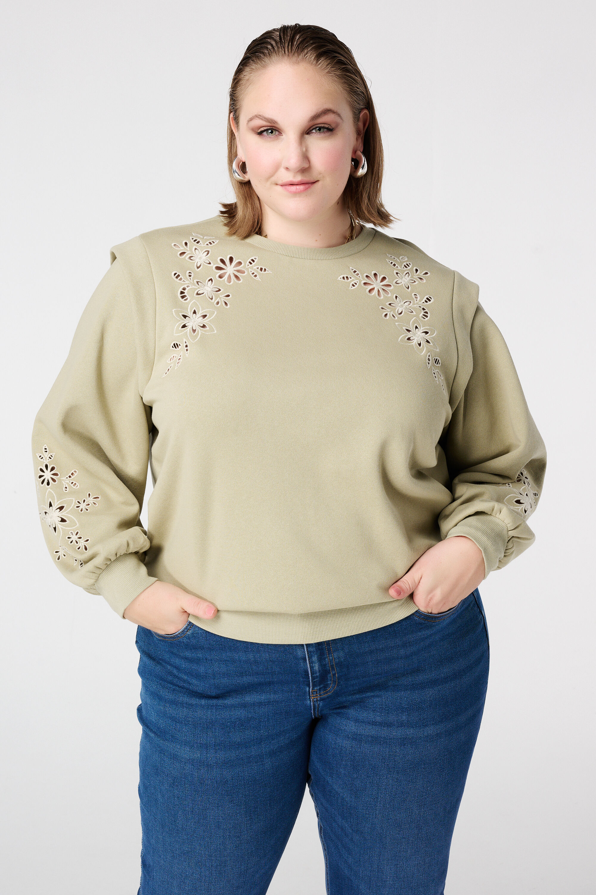 Sweat &agrave; broderie ajour&eacute;e