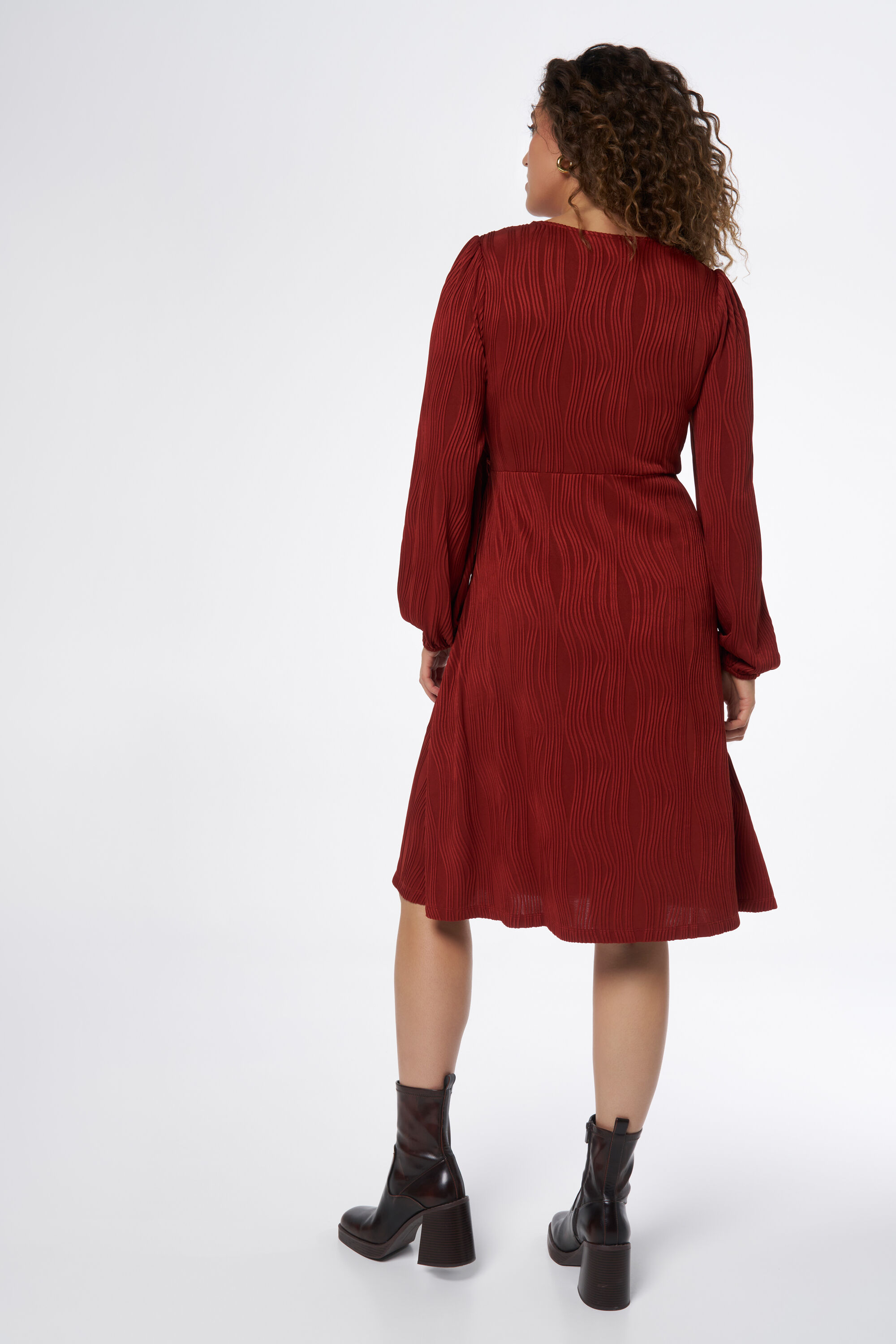 Robe enveloppante textur&eacute;e image number 3