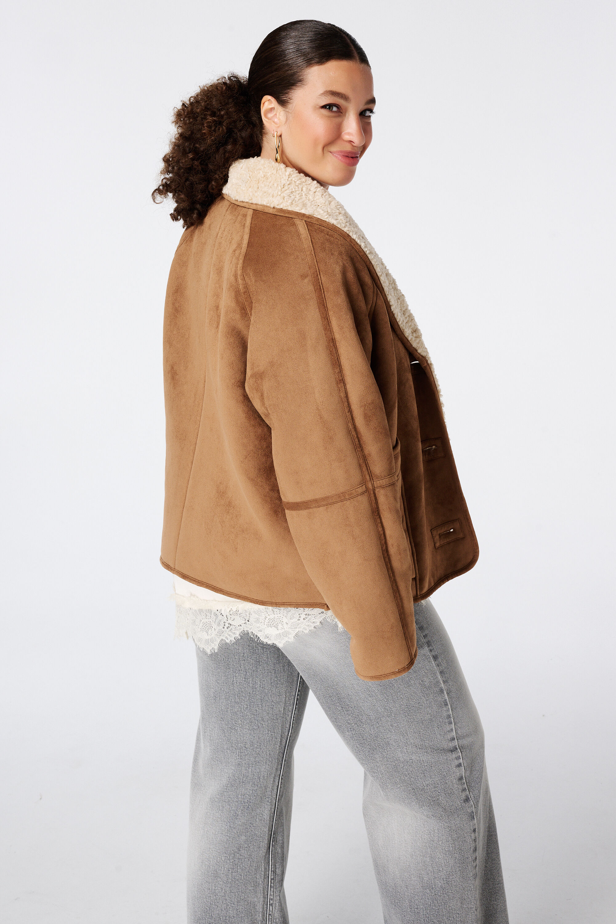 Manteau aspect su&eacute;dine avec col en teddy image number 3