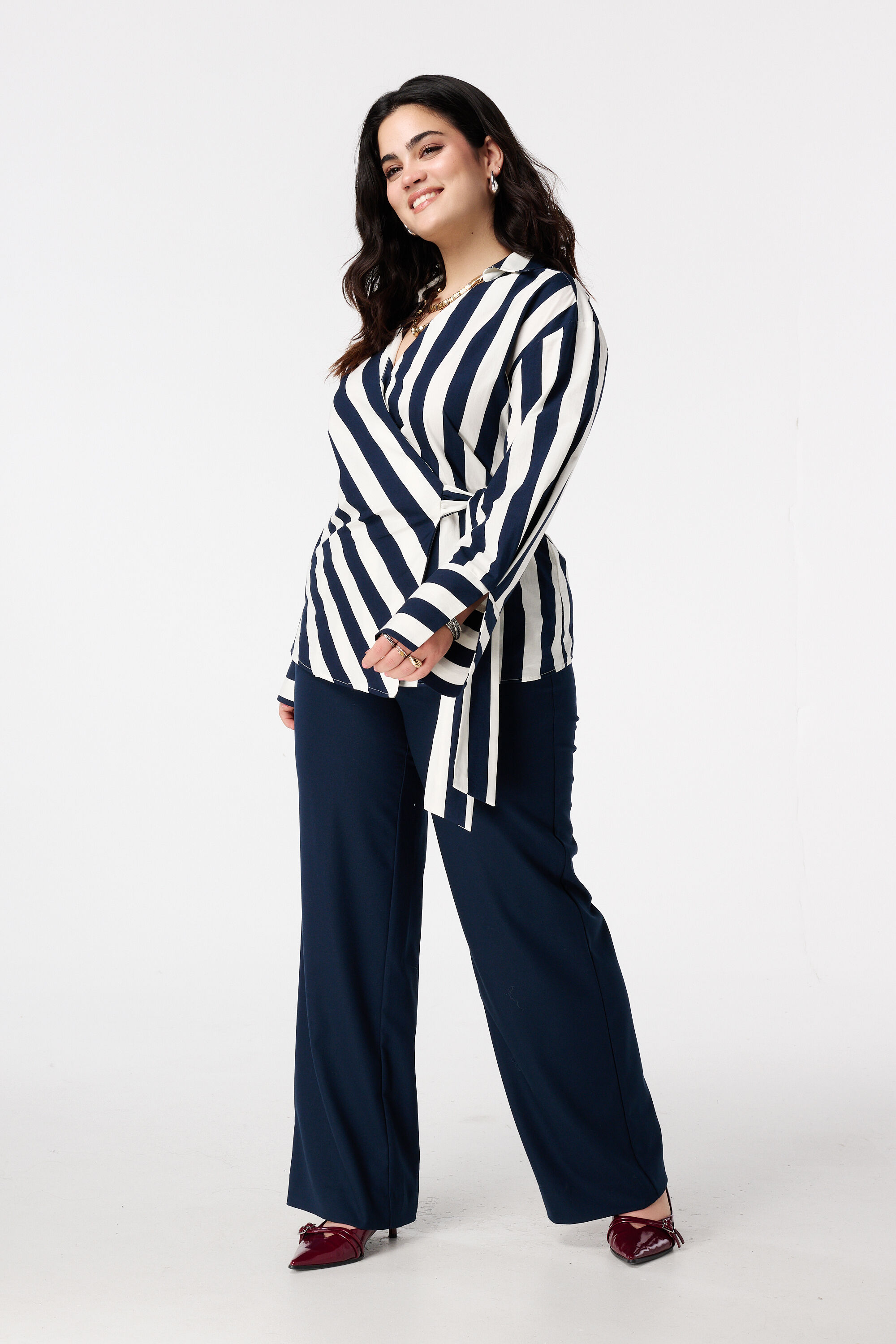 Blouse cache-c&oelig;ur avec col en V et n&oelig;ud image number 5