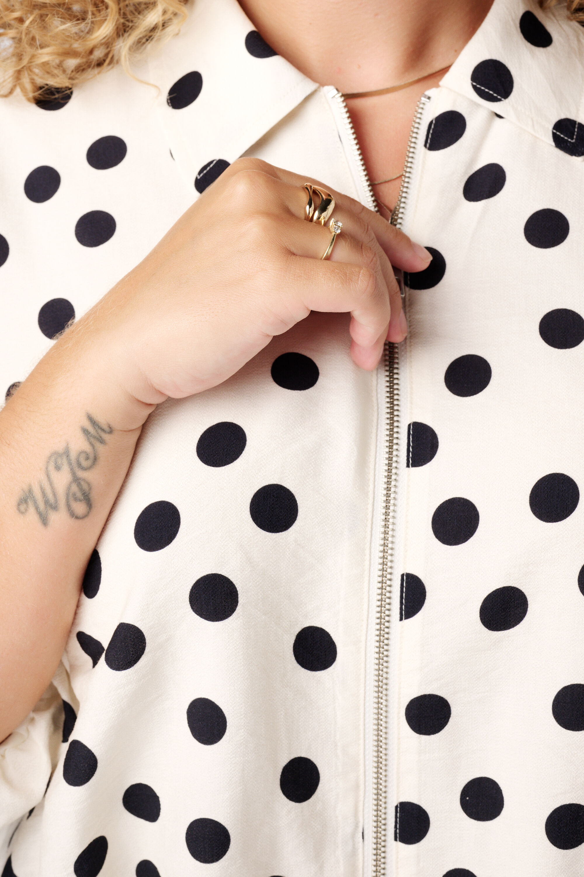 Veste &agrave; pois avec manches bouffantes courtes image number 6