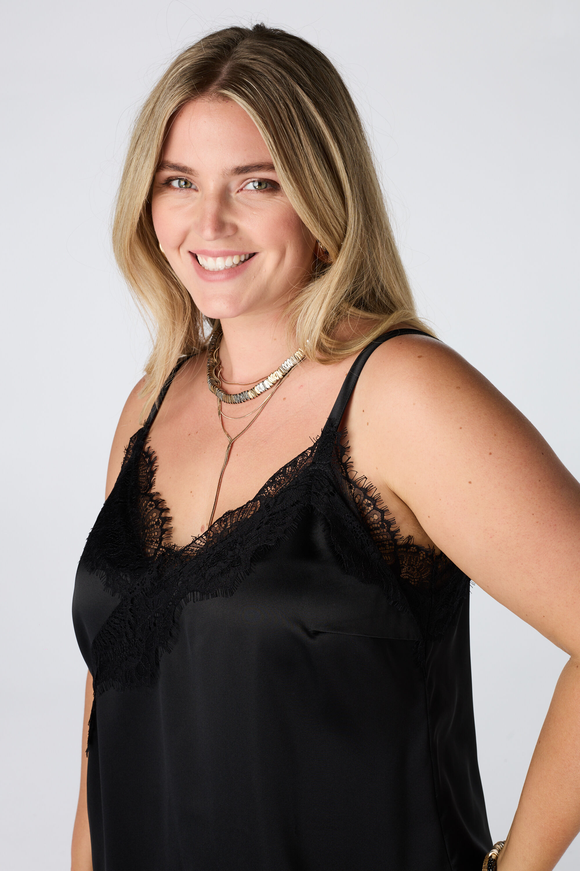 Blouse asym&eacute;trique avec dentelle image number 2
