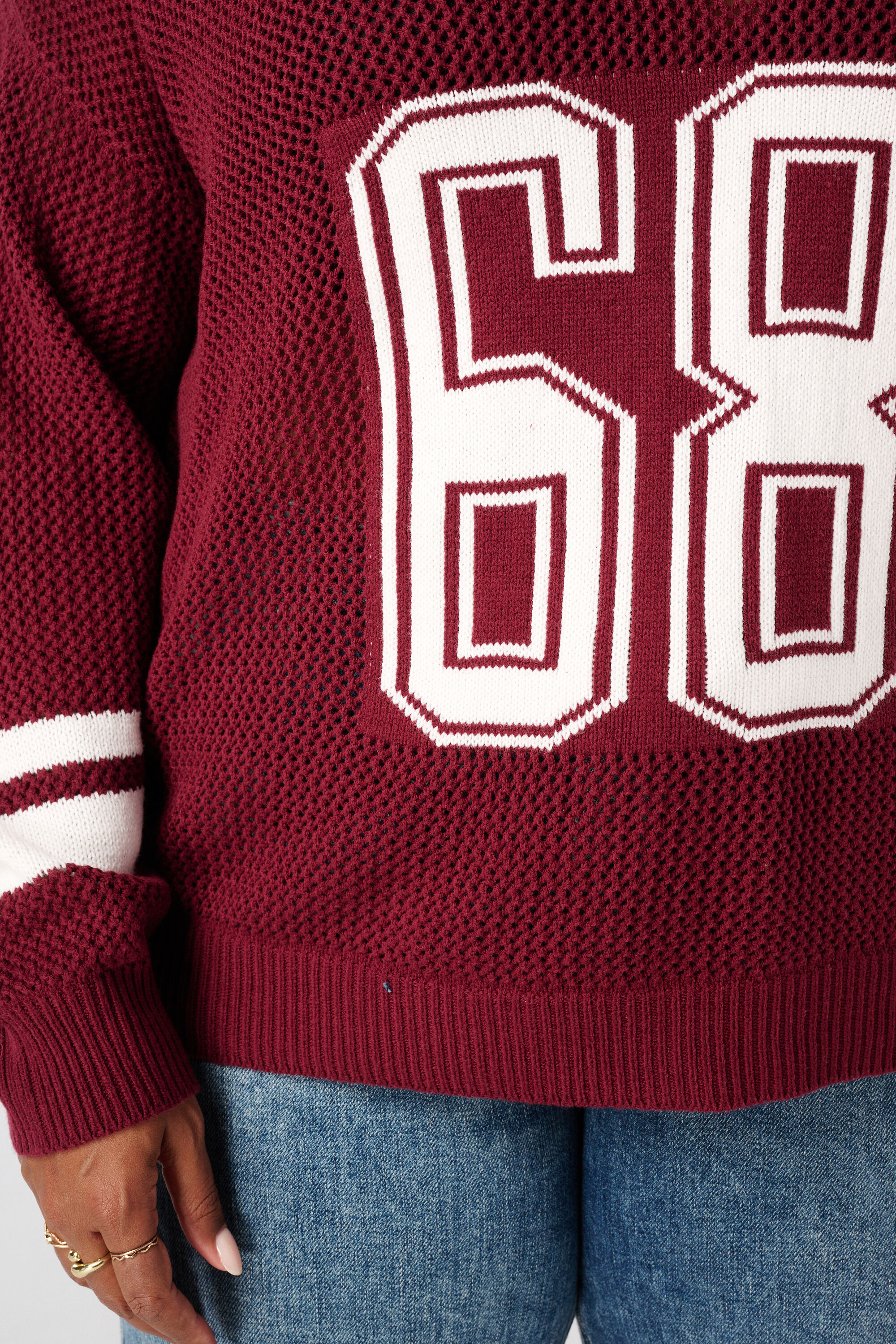 Pull universitaire en maille fine image number 6