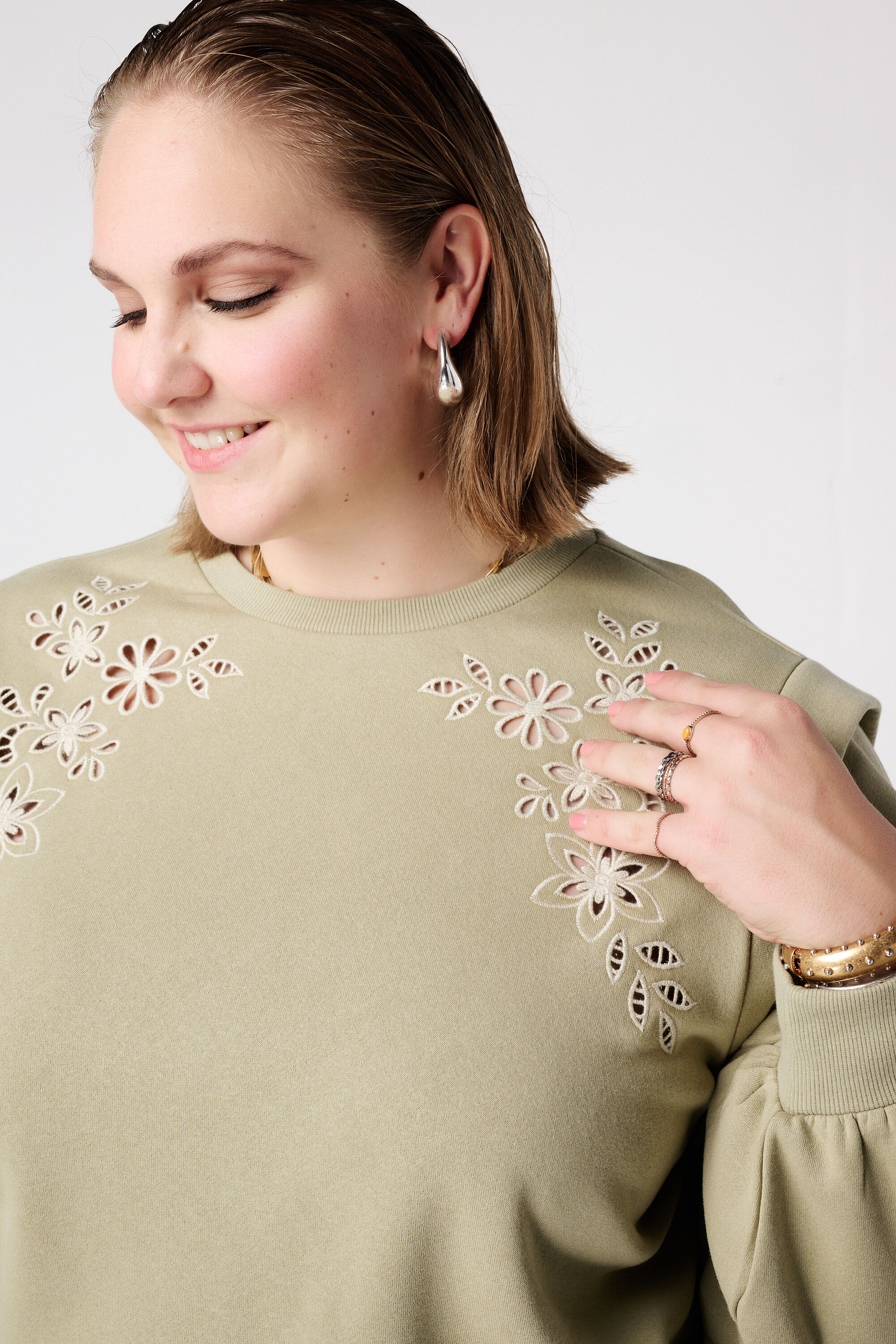 Sweat &agrave; broderie ajour&eacute;e image number 4