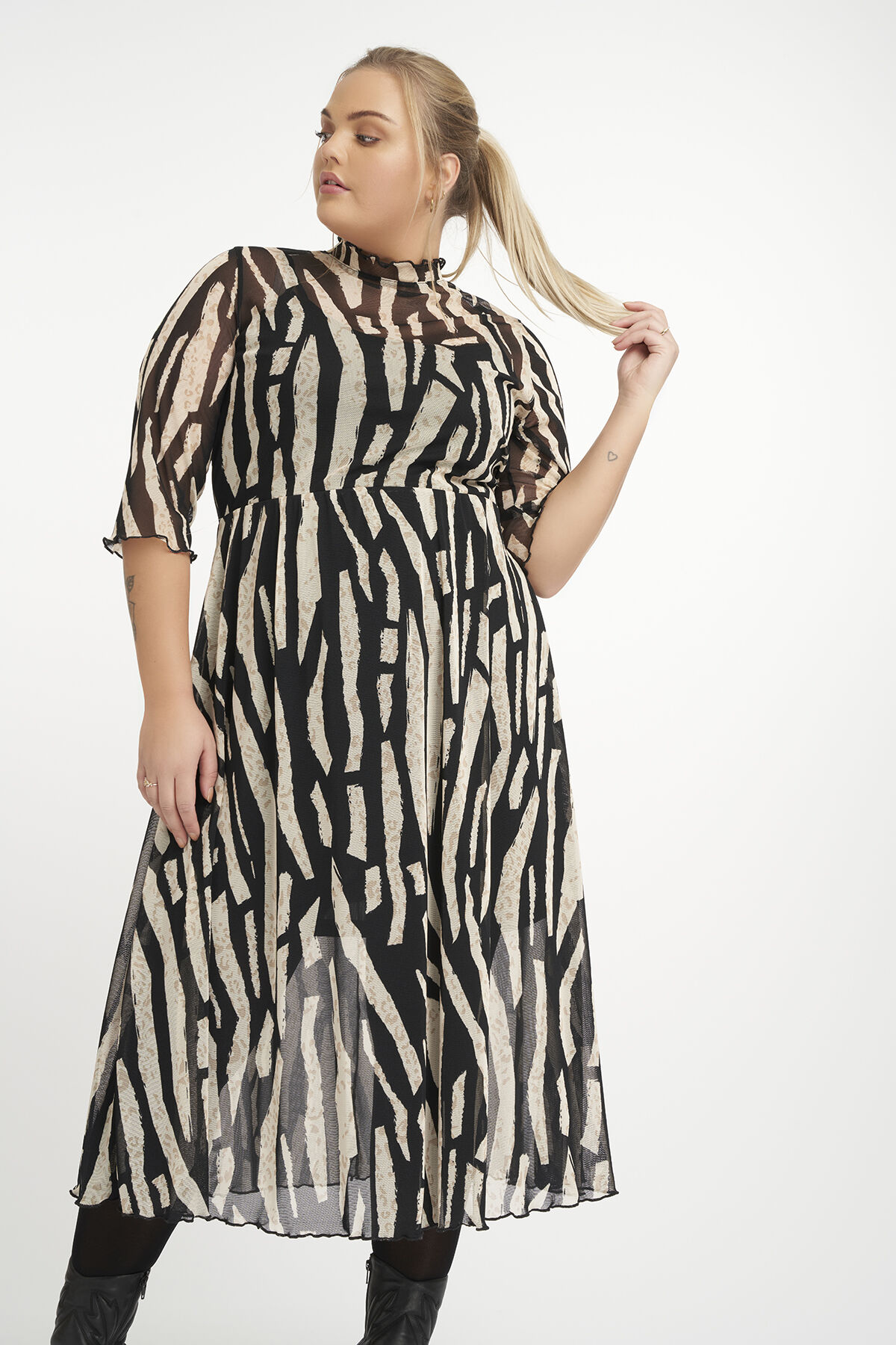 Robe en tissu semi-transparent.  image number 6