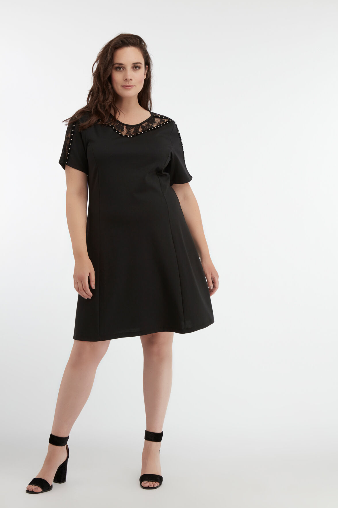 Robe avec un col en dentelle    image number 5