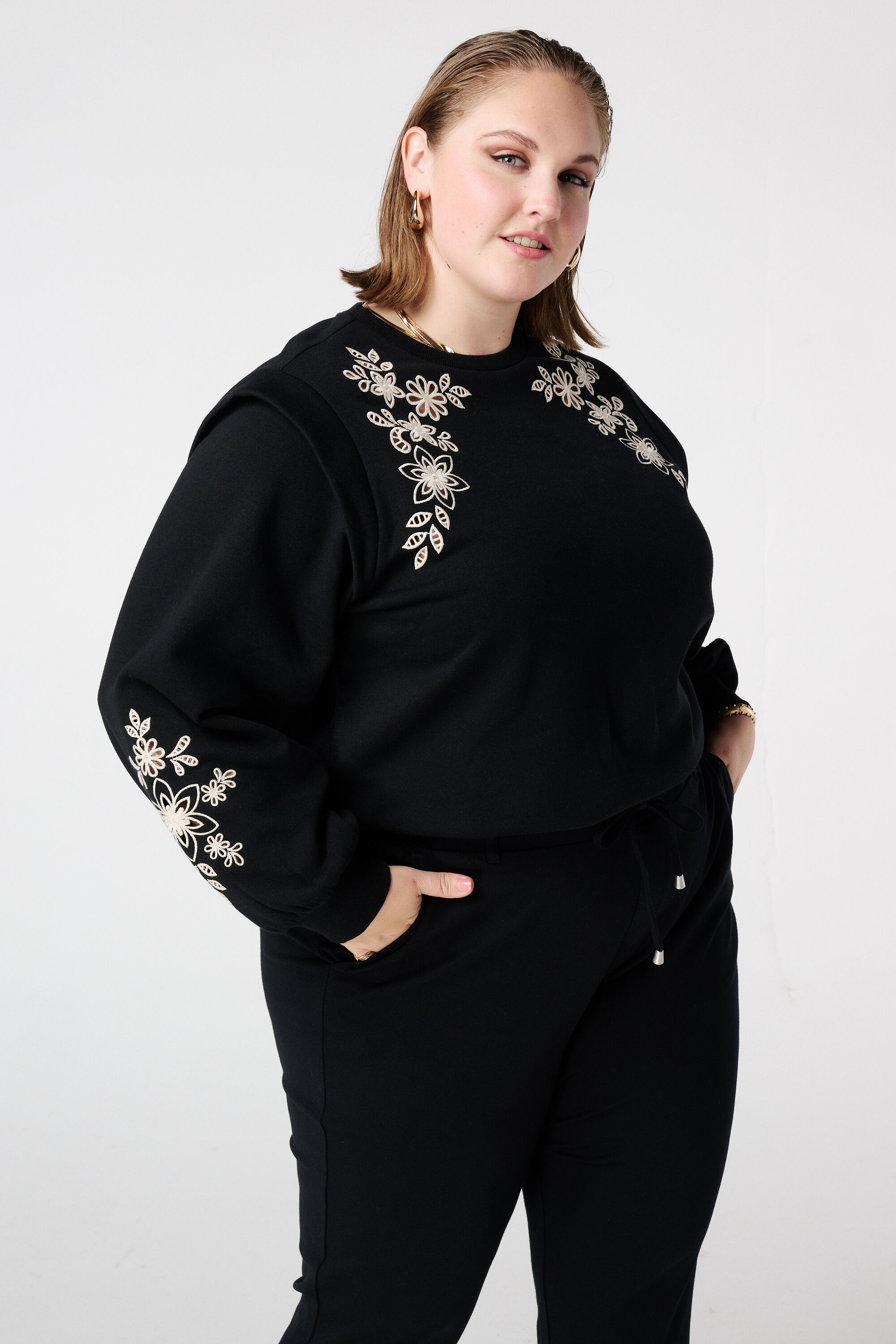 Sweat &agrave; broderie ajour&eacute;e