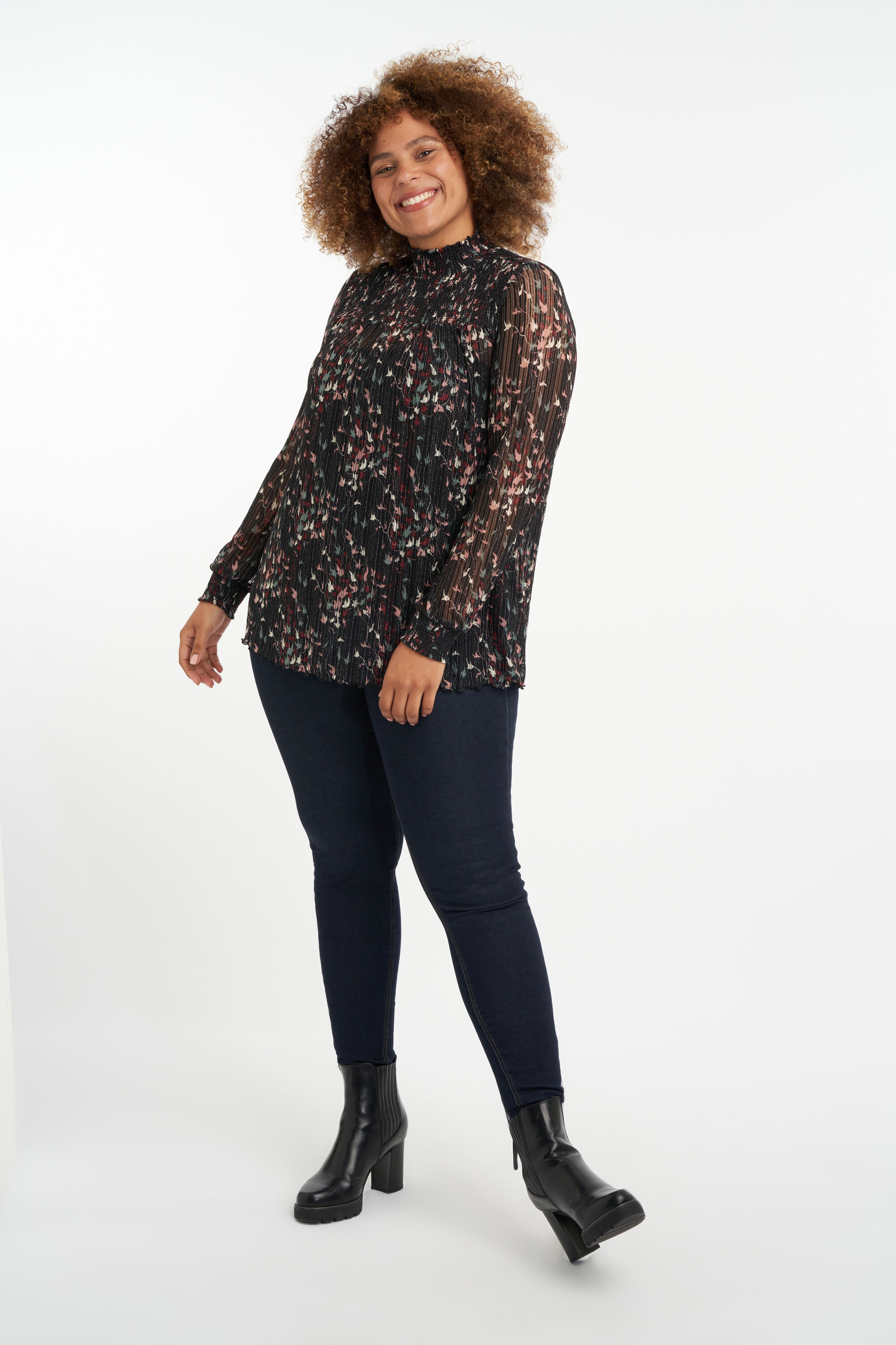 Haut &agrave; paillettes semitransparent image number 4