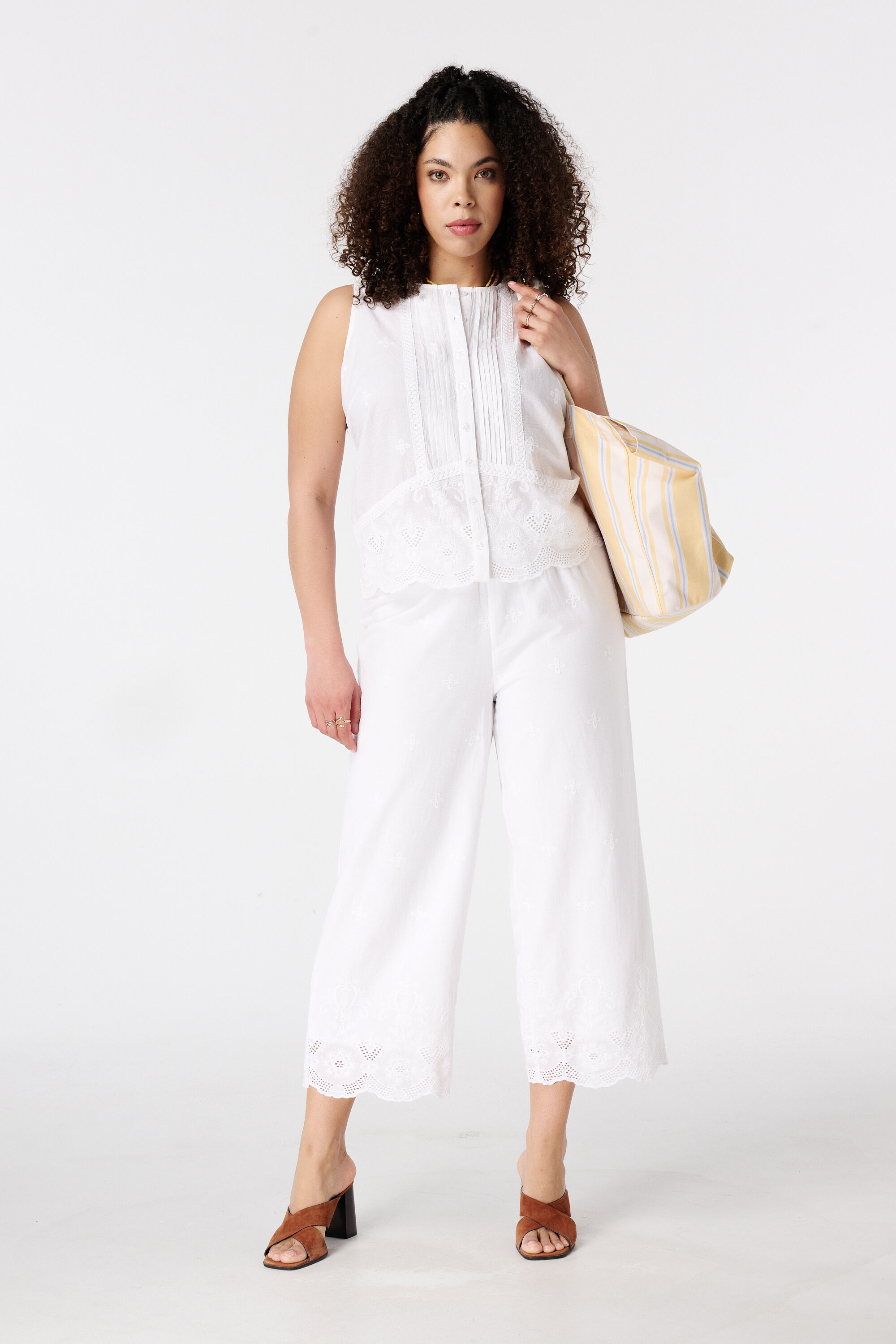 Pantalon avec d&eacute;tails brod&eacute;s