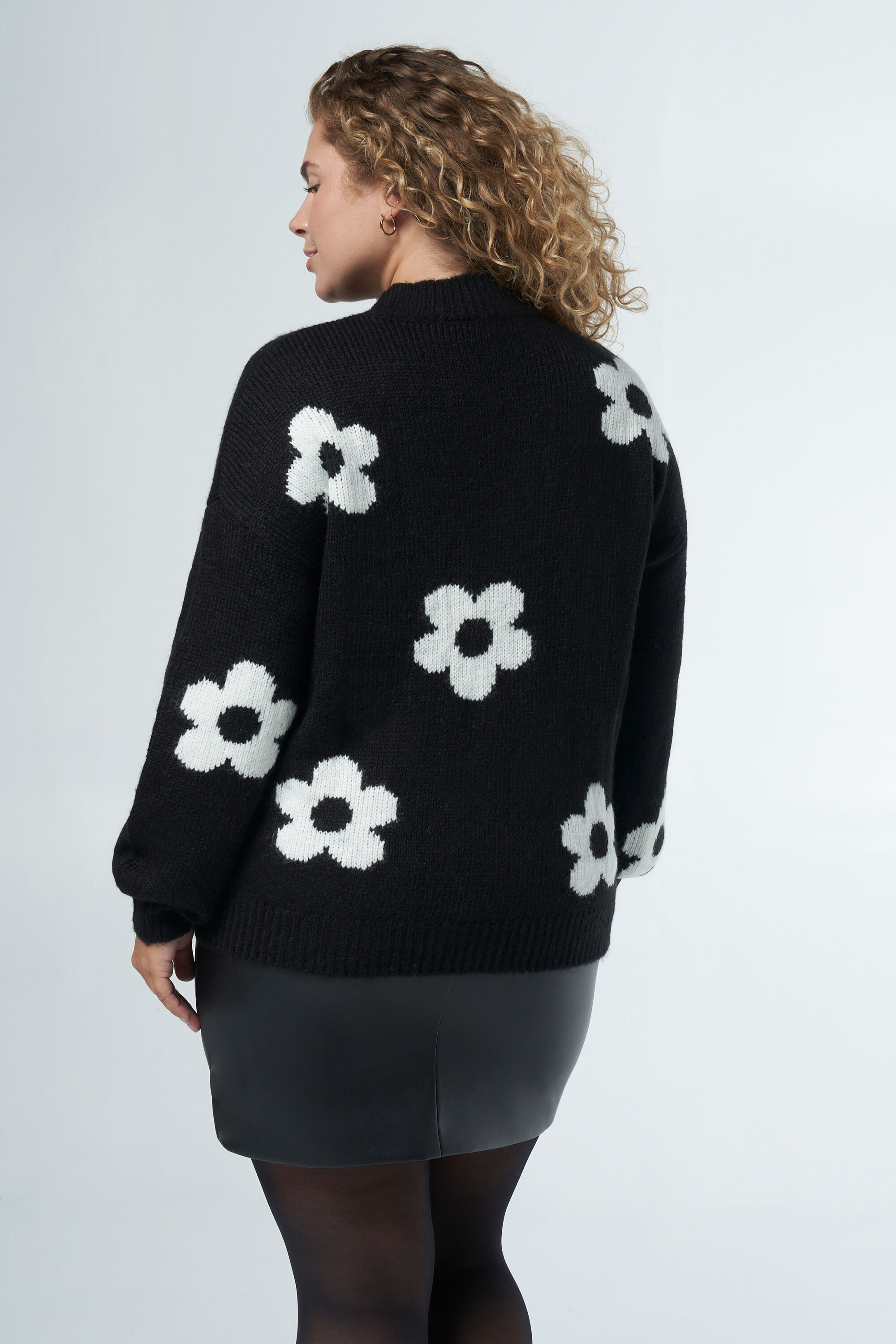 Pull en tricot avec des fleurs image number 3