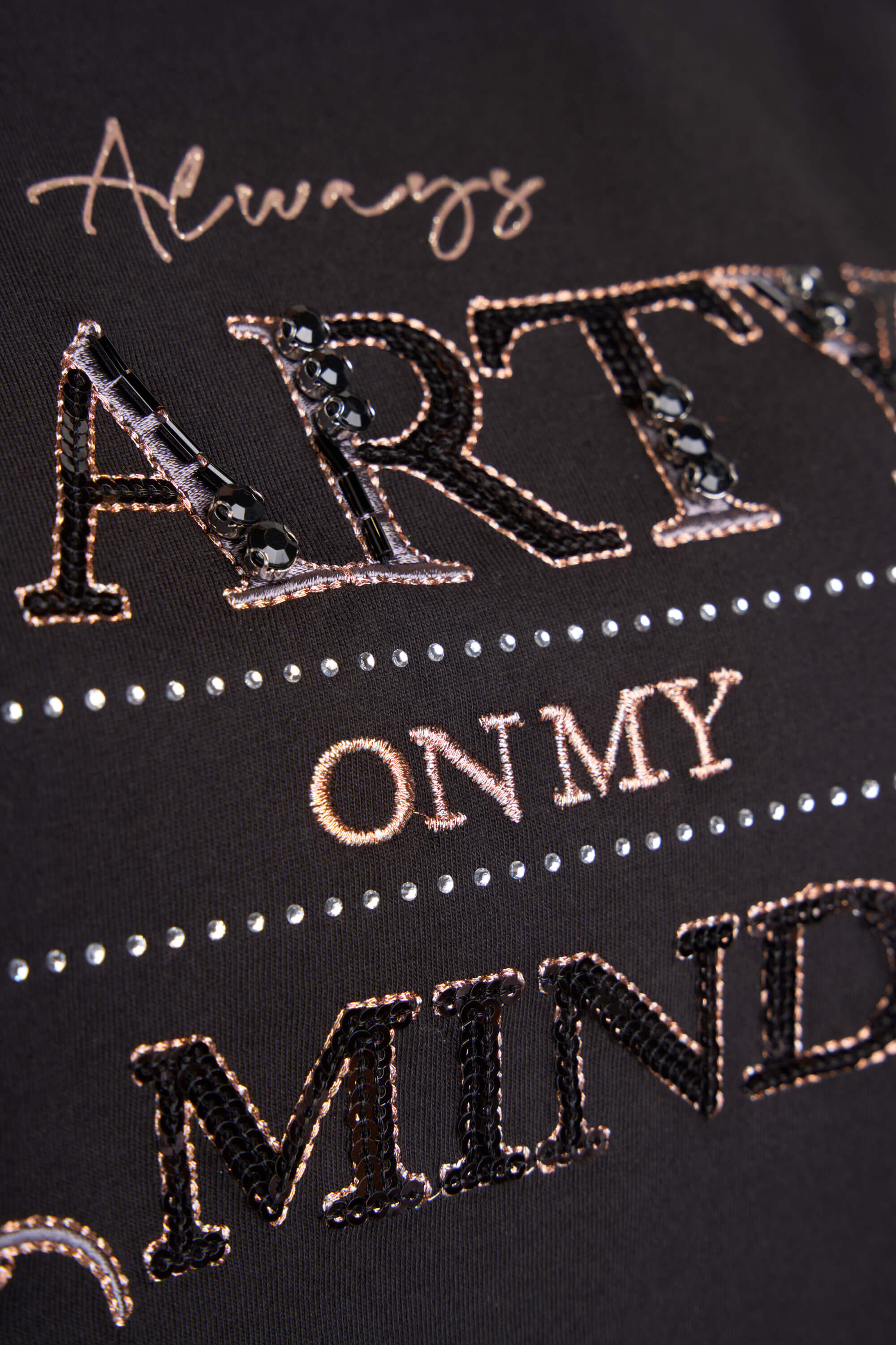 T-shirt avec un imprim&eacute; et des perles image number 4