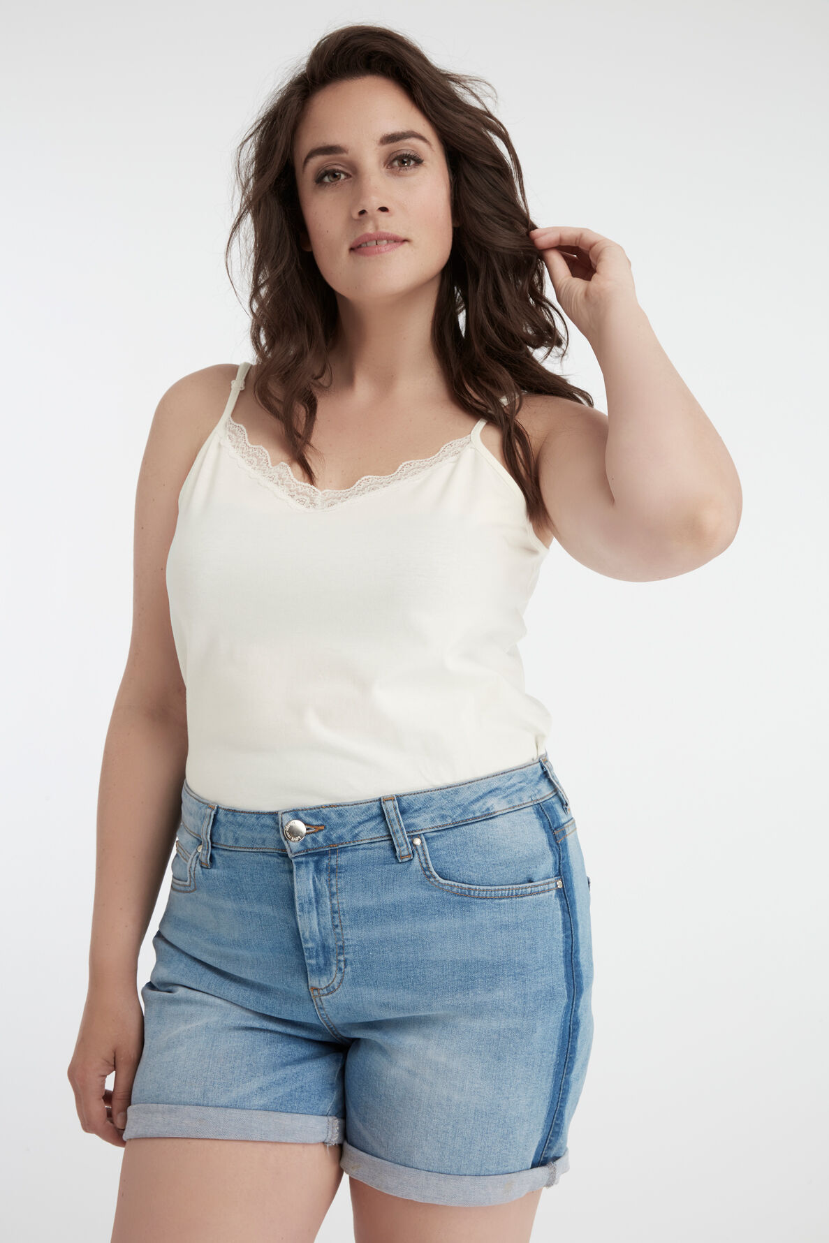 Short en denim avec bande contrast&eacute;e image number 5