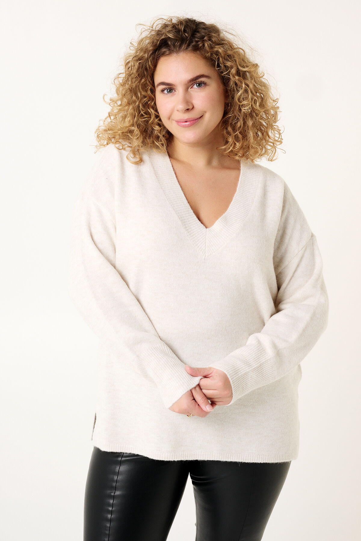 Pull en maille fine &agrave; col en V image number 5