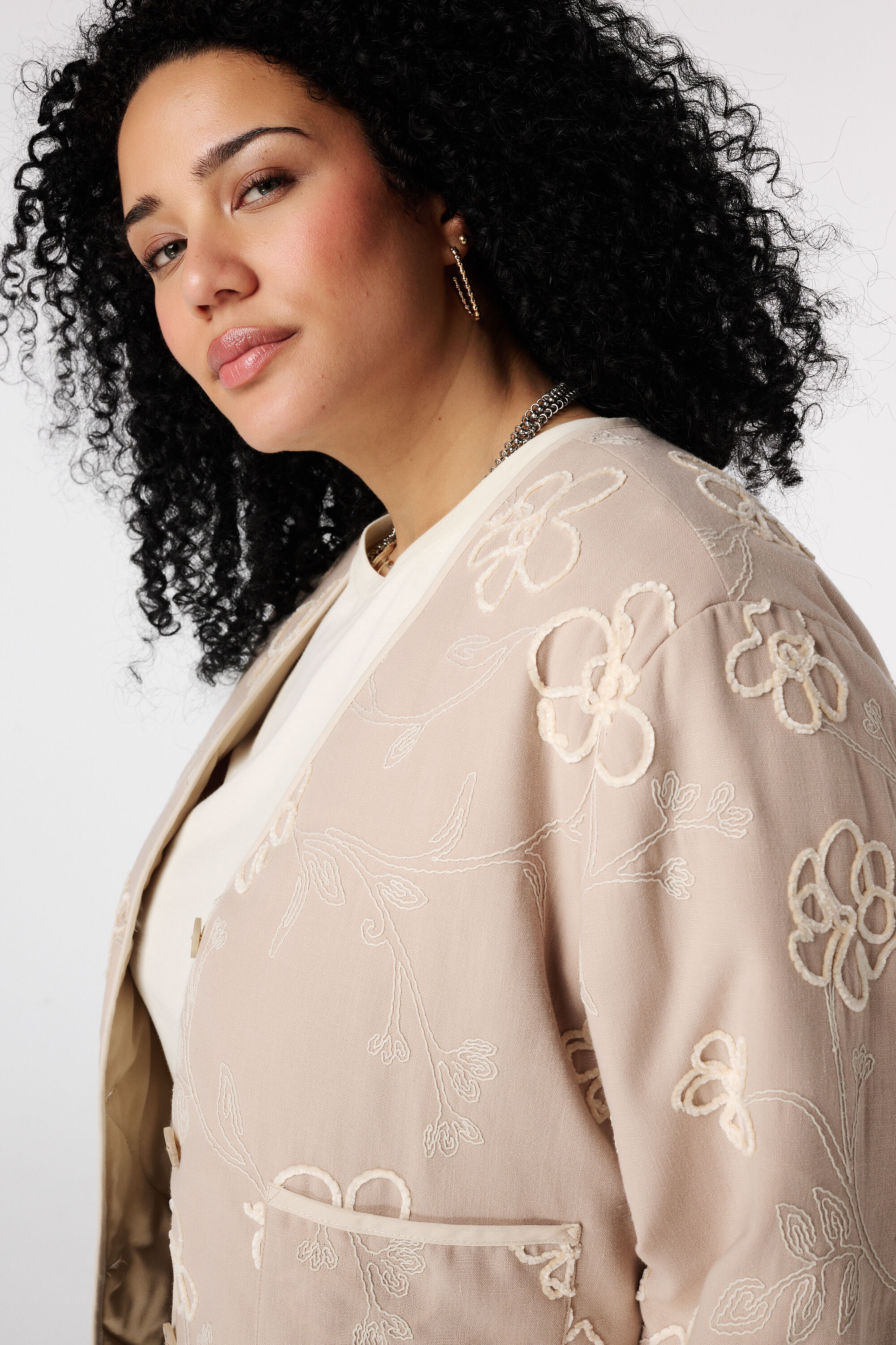 Veste avec fleurs brod&eacute;es image number 4