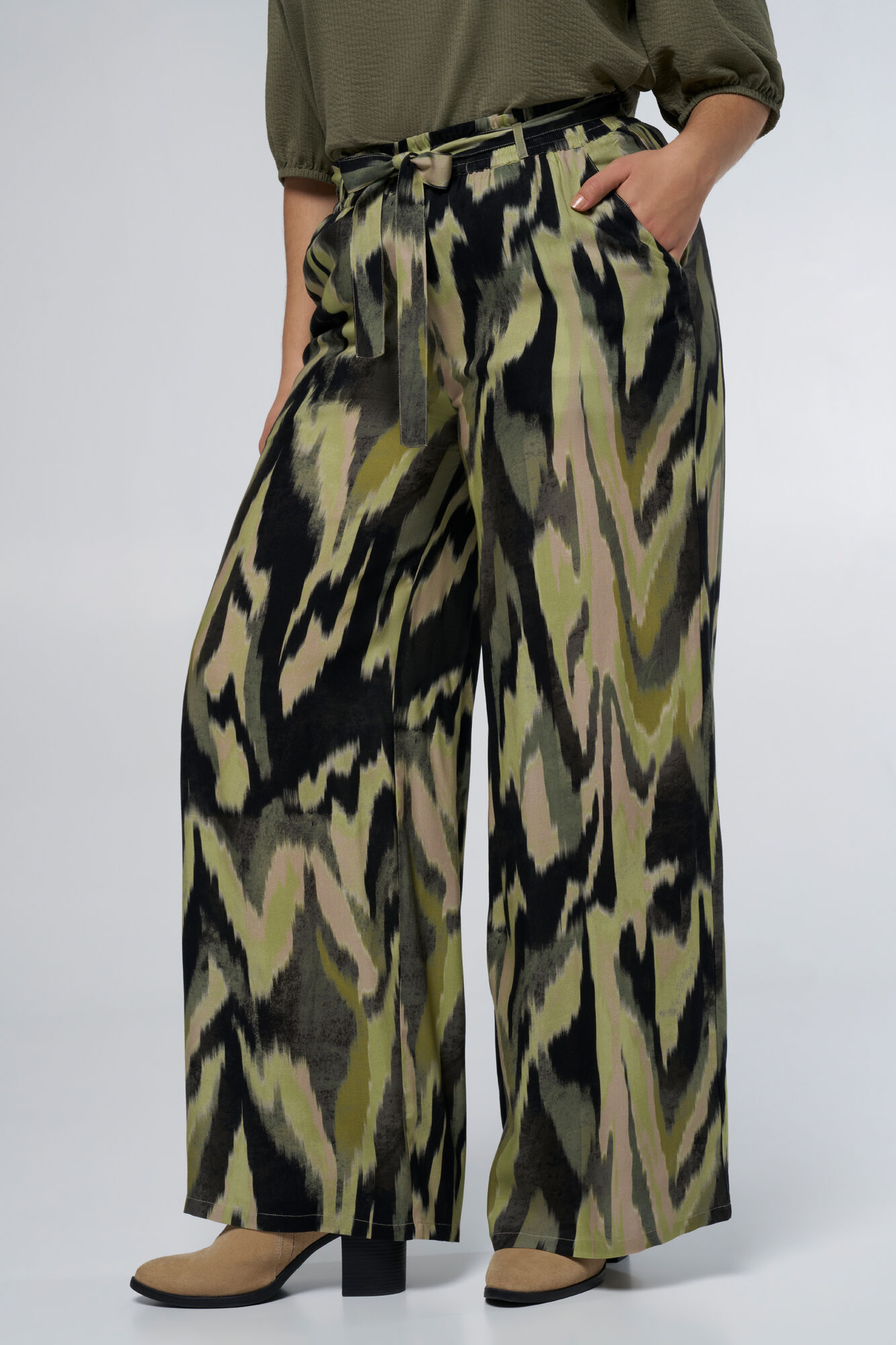 Pantalon droit avec d&eacute;tail n&oelig;ud image number 5