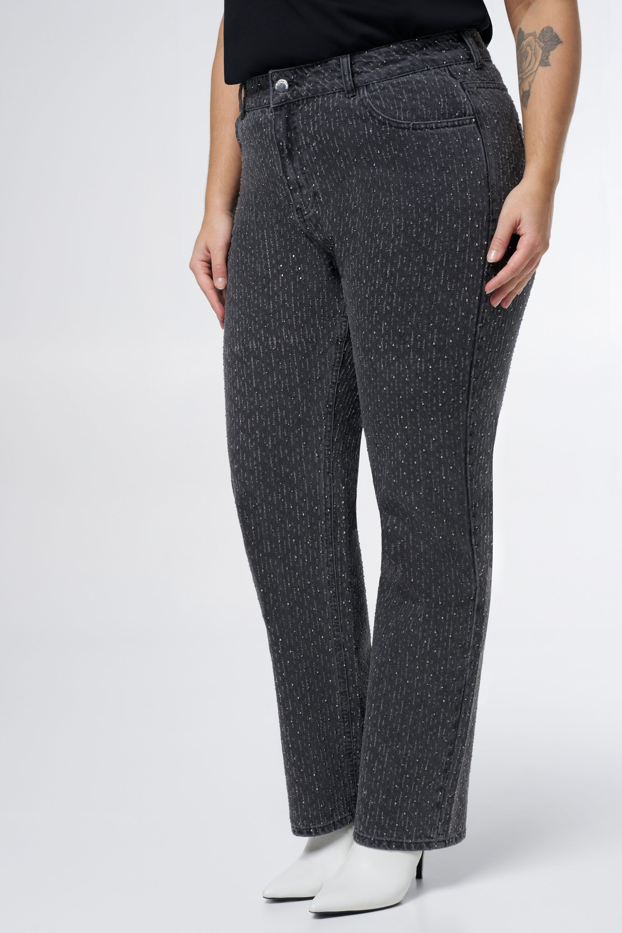 Jean droit avec d&eacute;tails d&eacute;chir&eacute;s image number 5