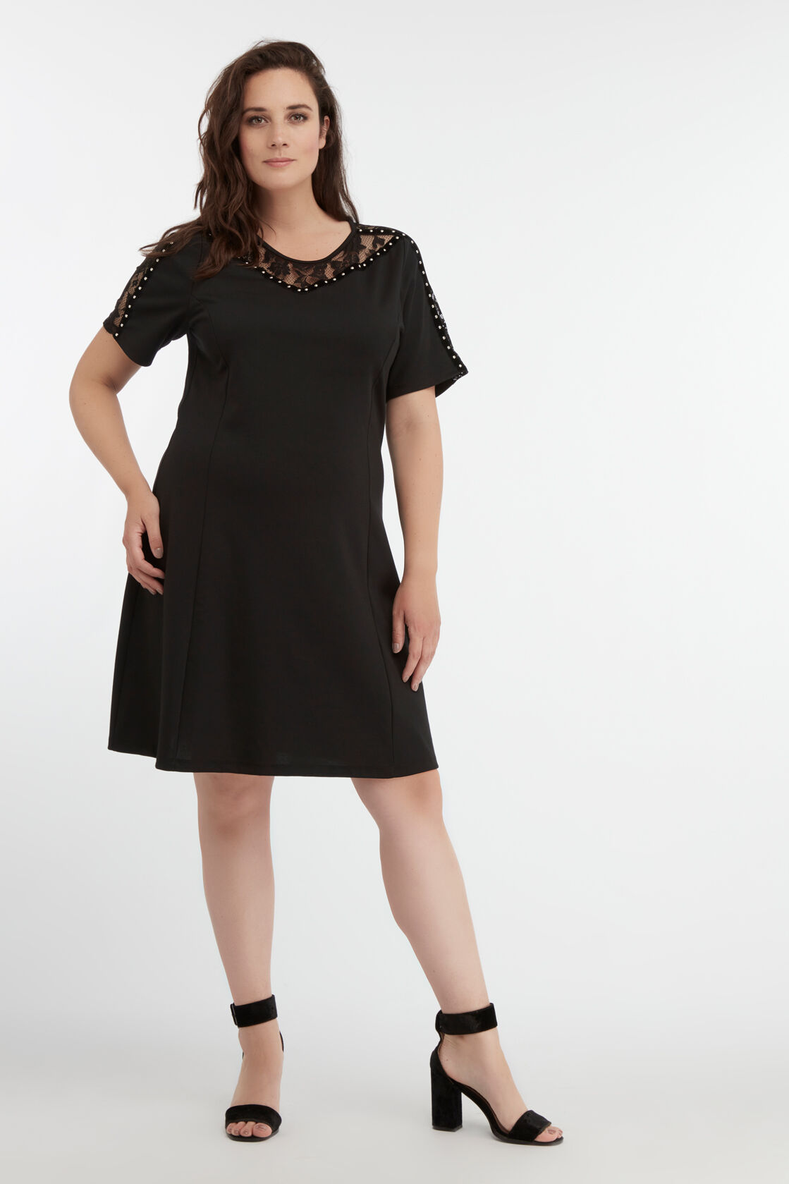 Robe avec un col en dentelle    image number 0