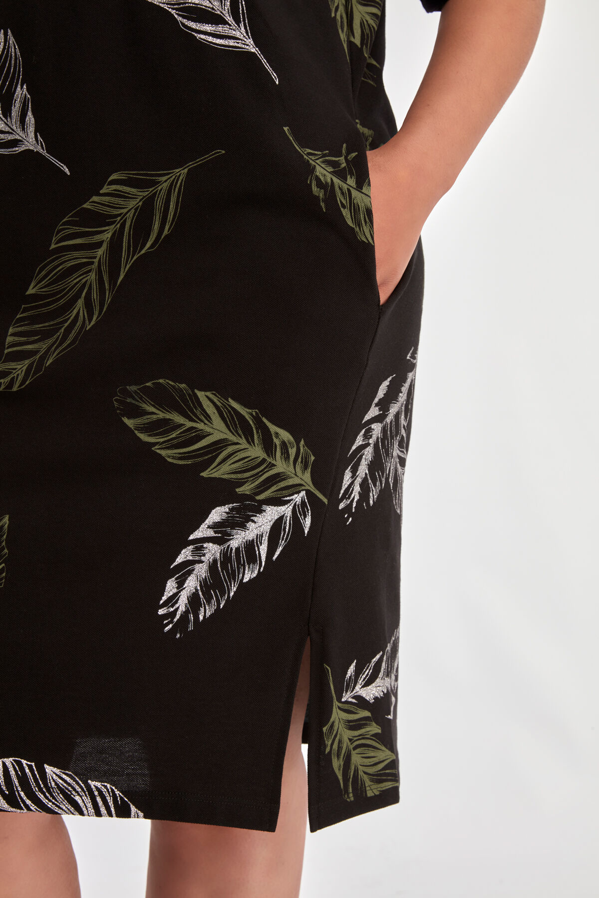 Robe d&eacute;contract&eacute;e avec imprim&eacute; et paillettes image number 4