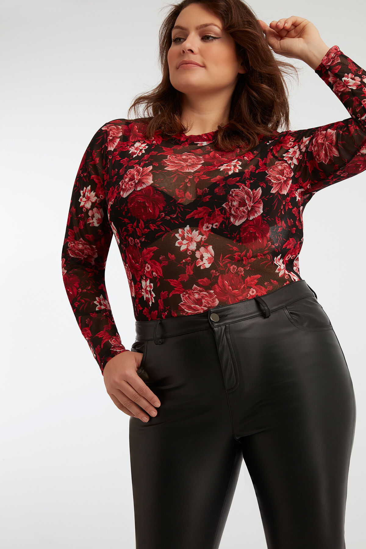 Pantalon jambe slim en similicuir image number 4