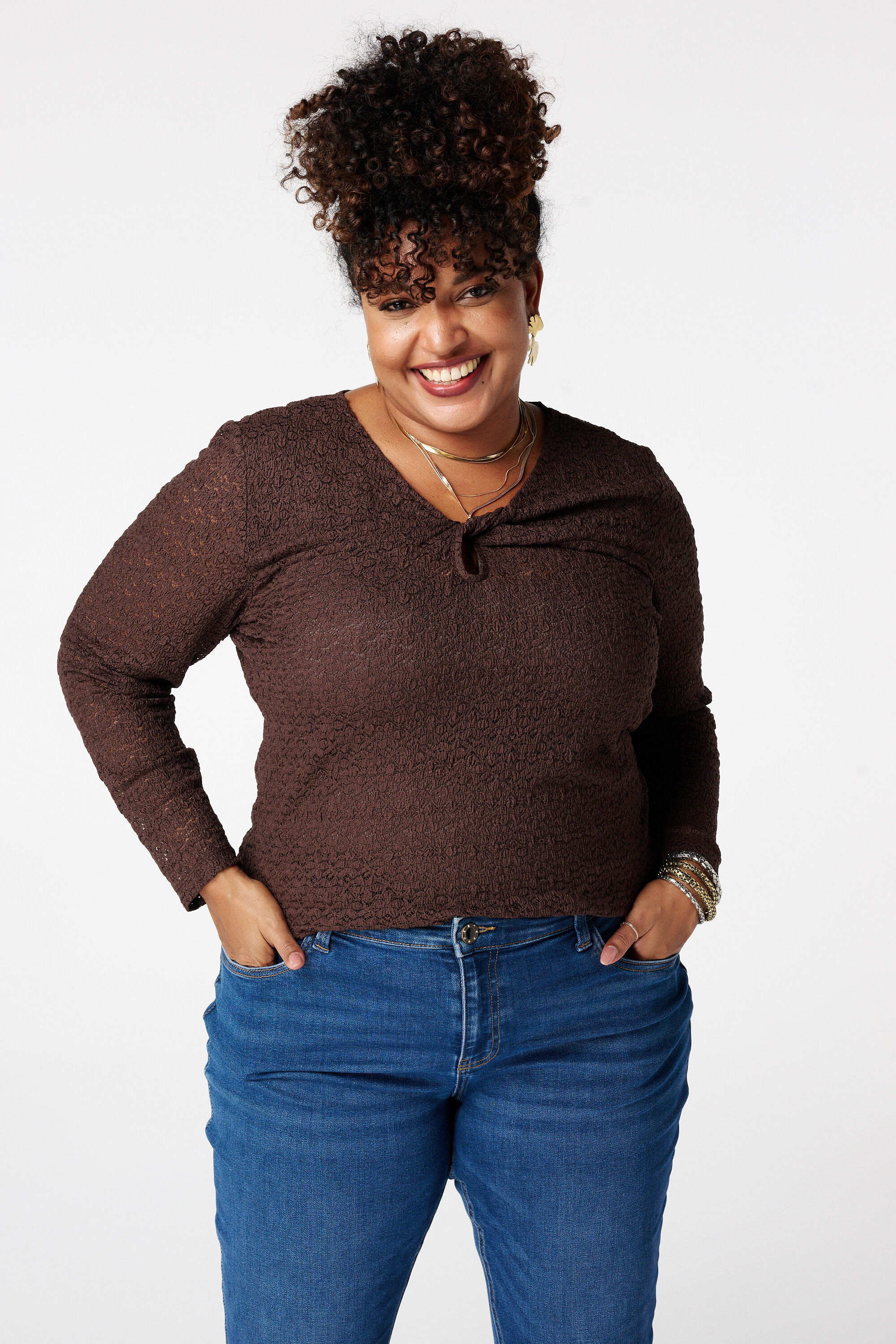 Top en dentelle avec d&eacute;tail ajour&eacute;