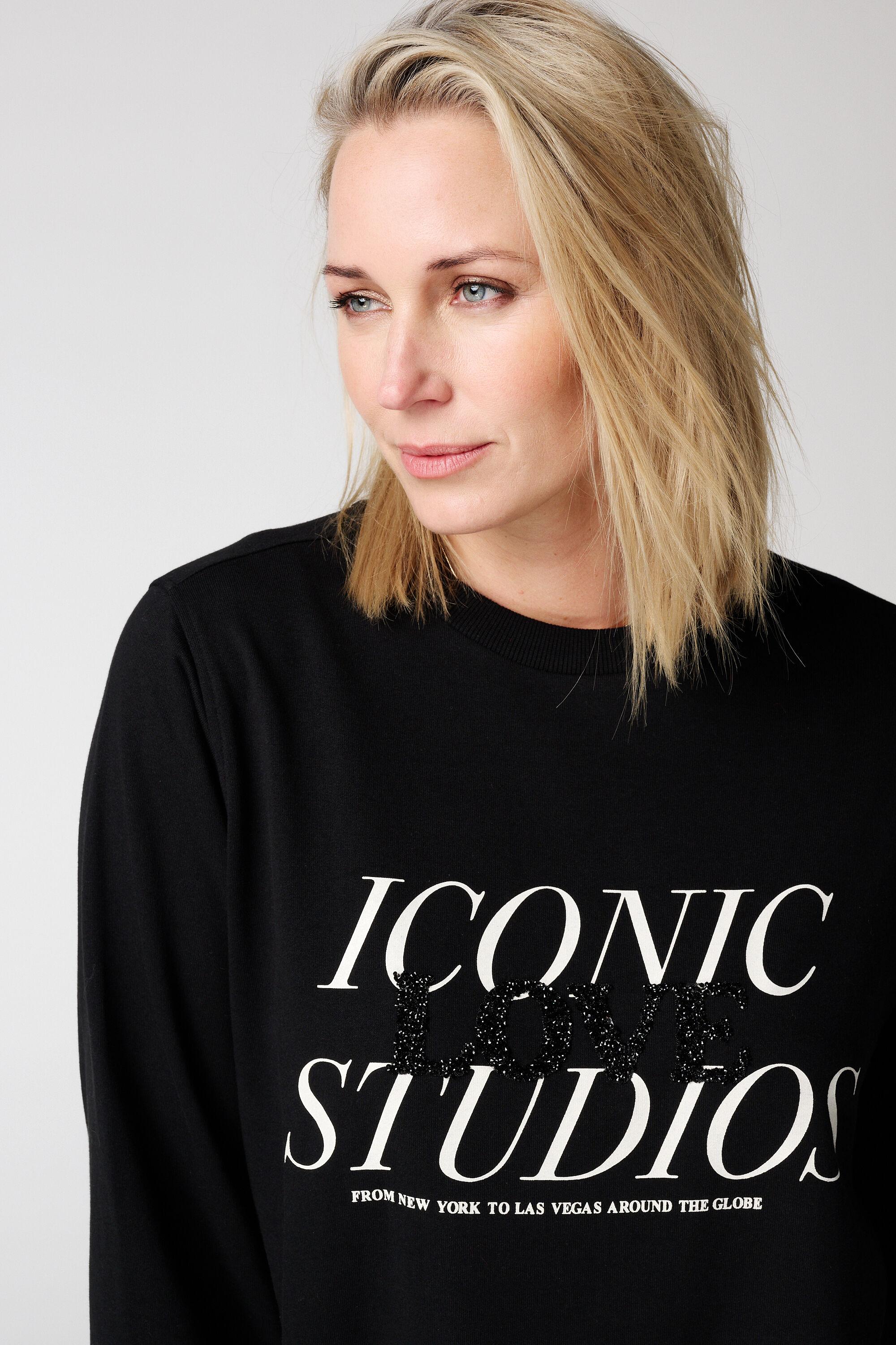 Robe-pull avec texte paillet&eacute; image number 4